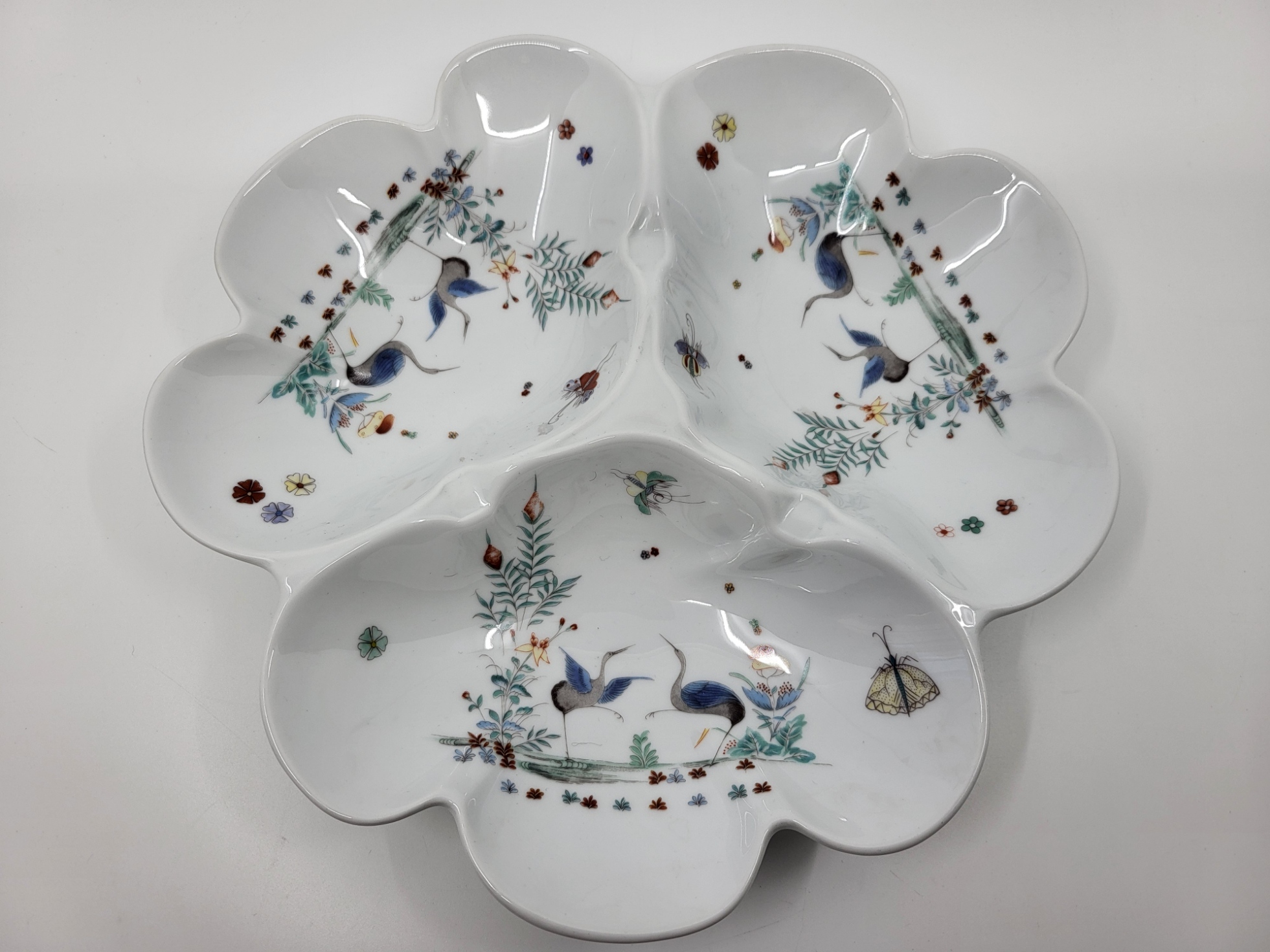 Plat de service Porcelaine du Lys Royal décor Kakiemon Manufacture Château de Chantilly XVIII Siècle 