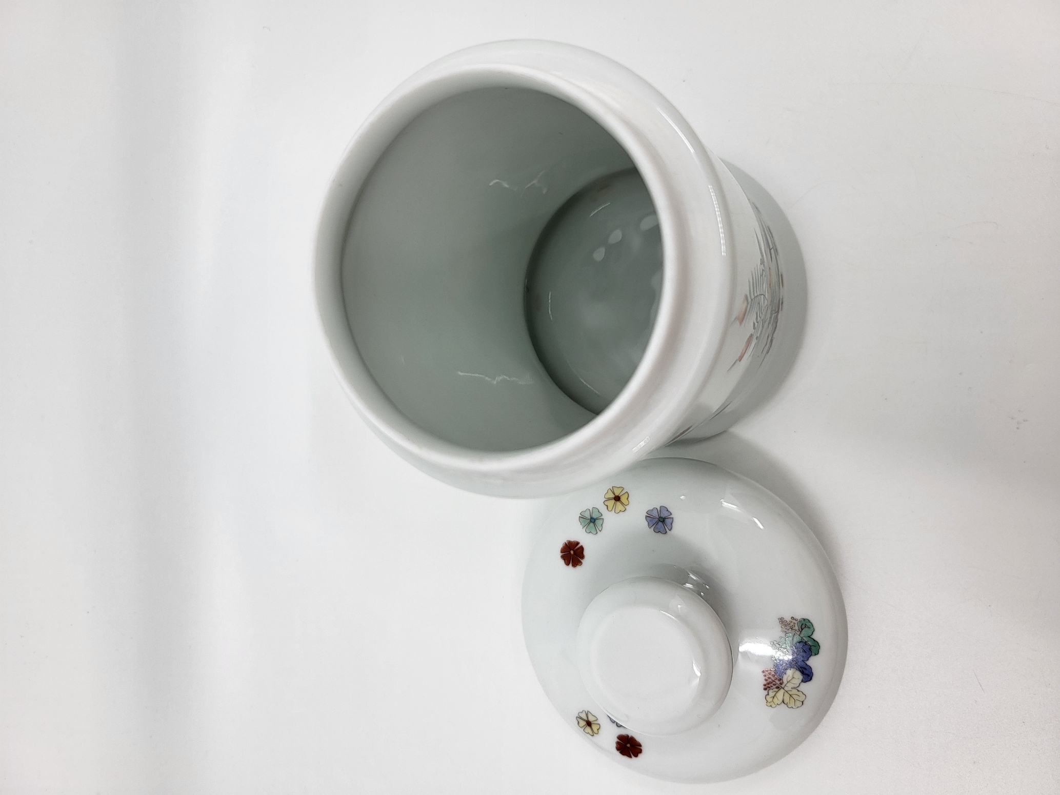 Pot en de la Manufacture Porcelaine du Lys Royal reproduction du  décor "Kakiemon" Château de Chantilly XVIII France