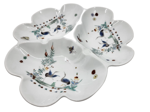 Plat de service Porcelaine du Lys Royal décor Kakiemon Manufacture Château de Chantilly XVIII Siècle