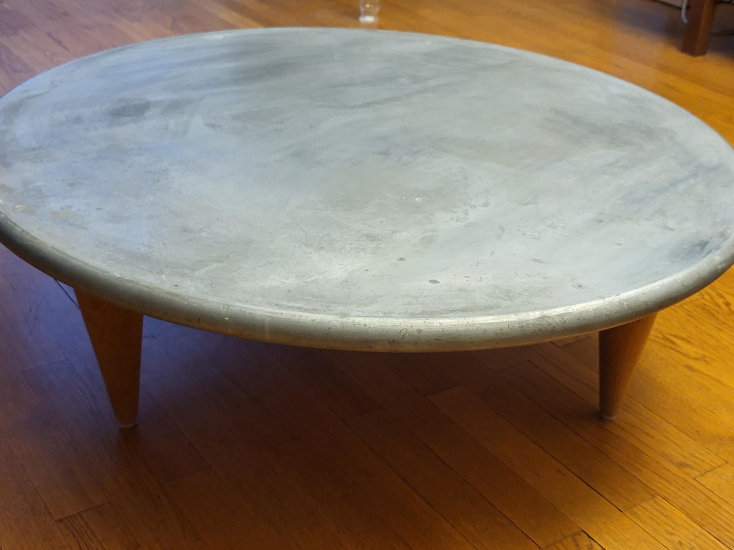 Table basse ronde de Sir Terence Conran  en zinc  1997