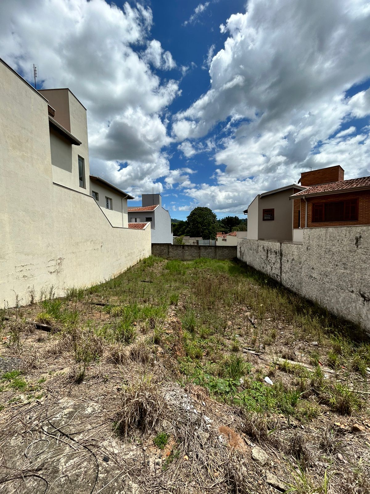VENDA - Terreno de 334m2 no Centro de Amparo R$500.000