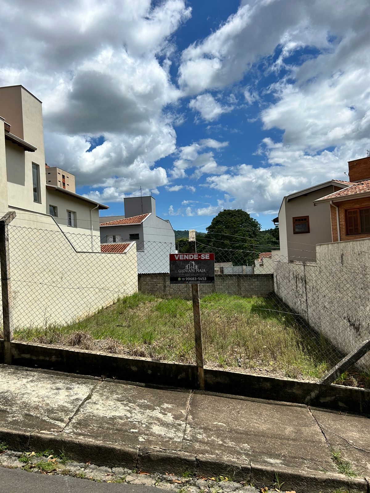 VENDA - Terreno de 334m2 no Centro de Amparo R$500.000