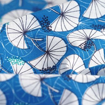 Modèle - Tissu coton Oeko-tex nénuphars fond bleu (prix au mètre)