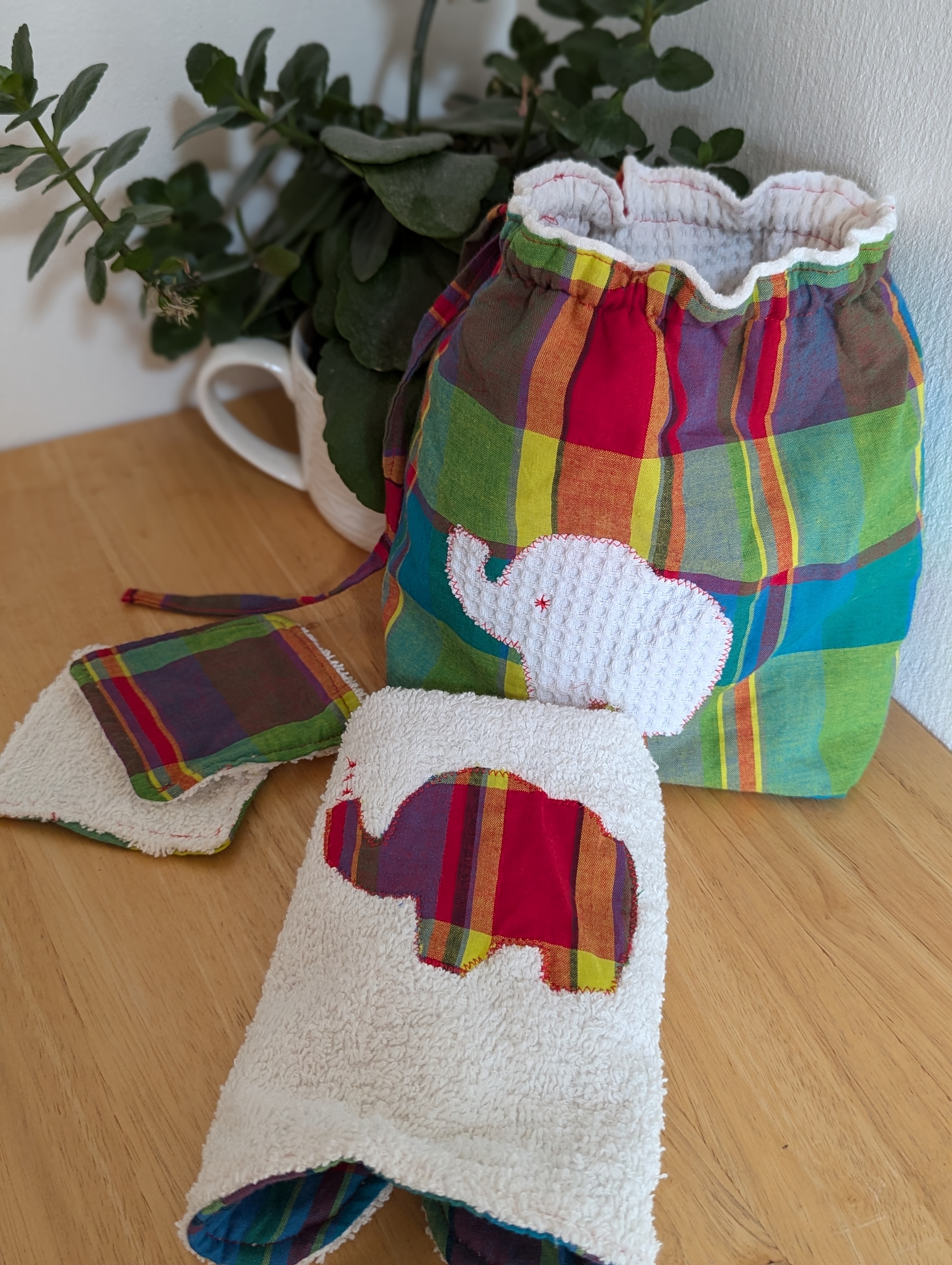 Ensemble "Savane colorée" : Bavoir, pochon, lingettes