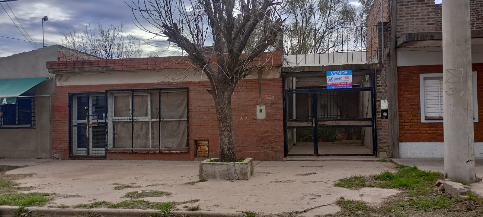 LorenTina EN EXCLUSIVA VENDE. Casa Funcional con gran terreno y local comercial.