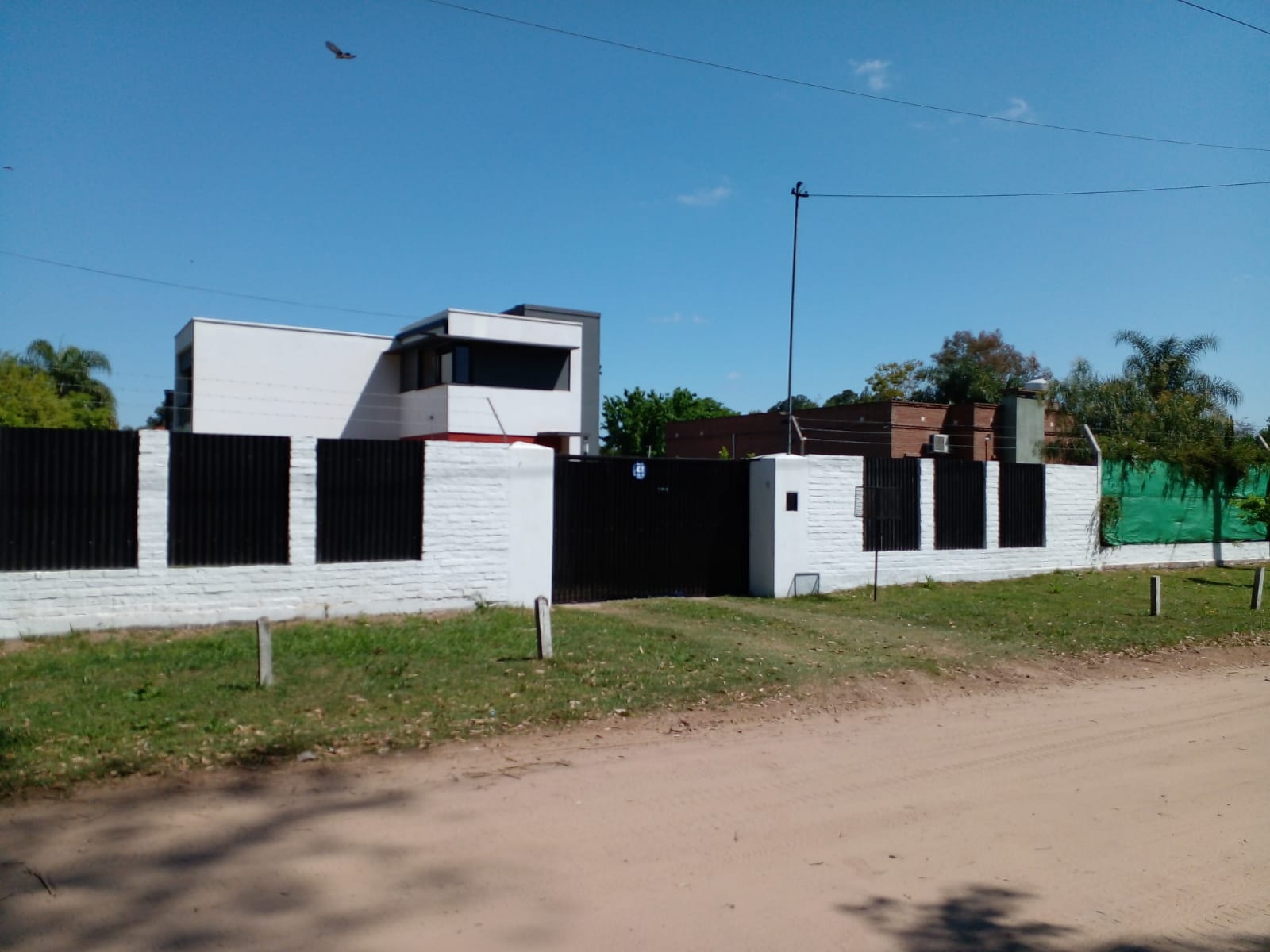 En EXCLUSIVA LorenTina VENDE Casa Quinta de gran terreno y muy buena calidad constructiva.