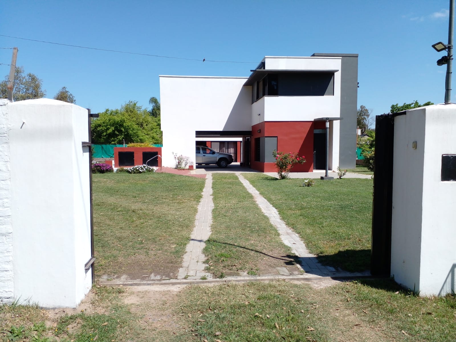En EXCLUSIVA LorenTina VENDE Casa Quinta de gran terreno y muy buena calidad constructiva.