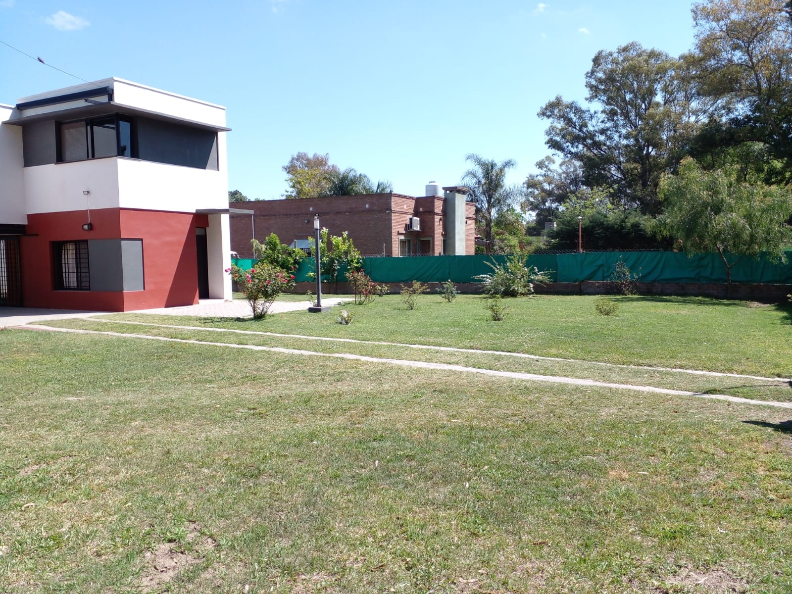 En EXCLUSIVA LorenTina VENDE Casa Quinta de gran terreno y muy buena calidad constructiva.