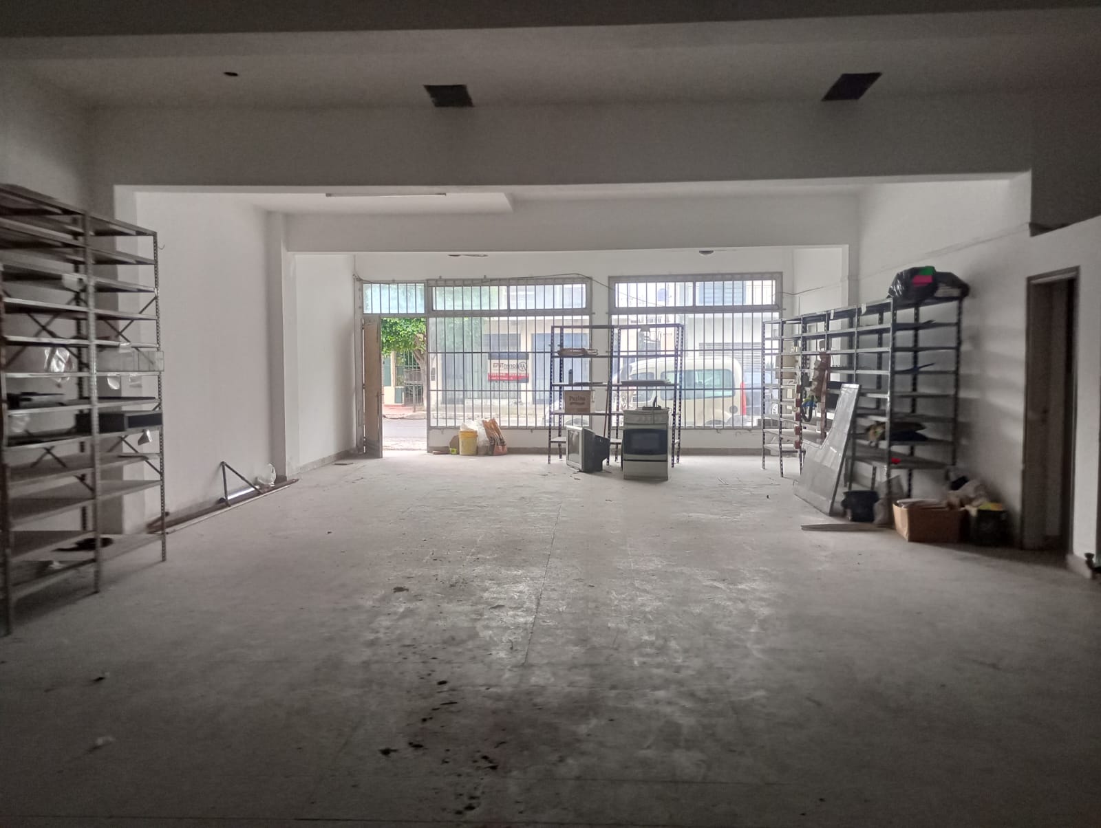 LorenTina ALQUILA Gran salón comercial en importante avenida.