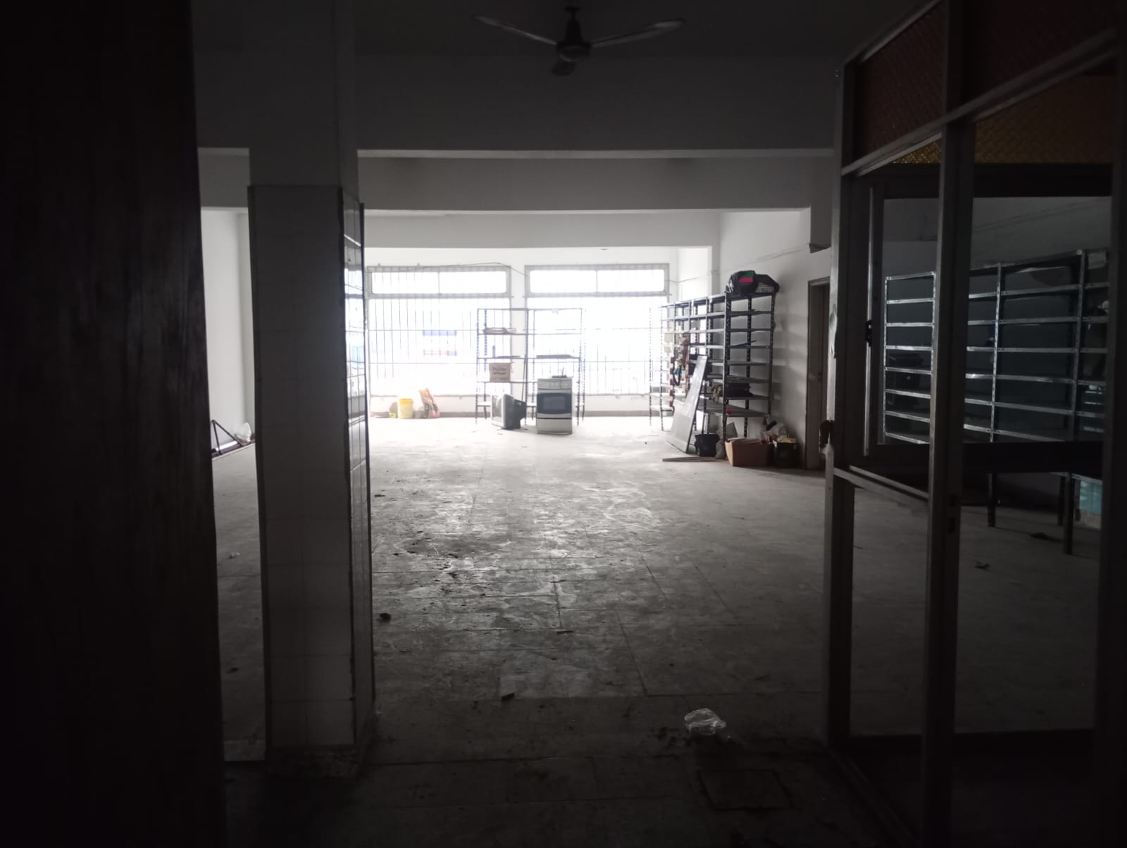 LorenTina ALQUILA Gran salón comercial en importante avenida.