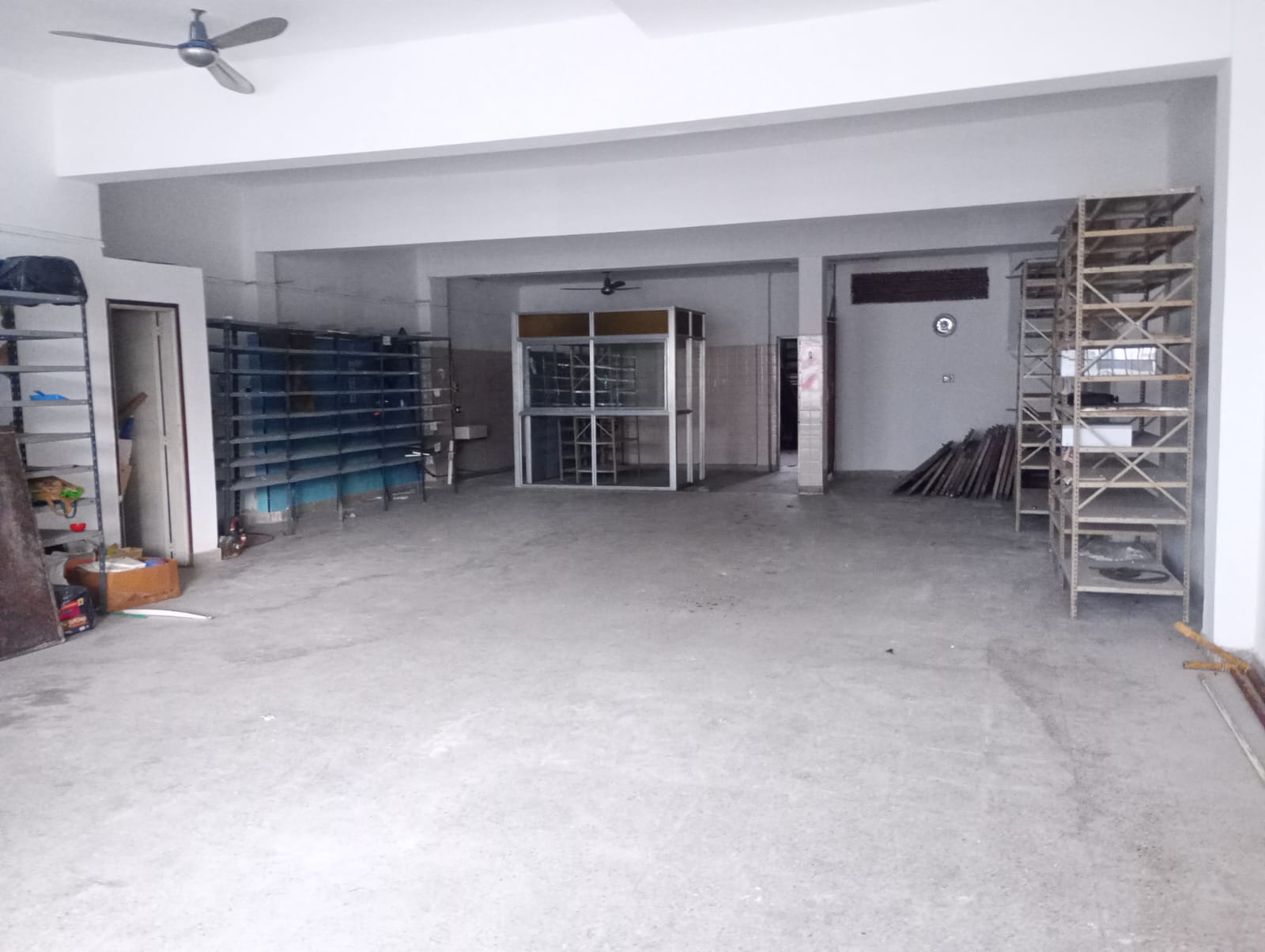 LorenTina ALQUILA Gran salón comercial en importante avenida.
