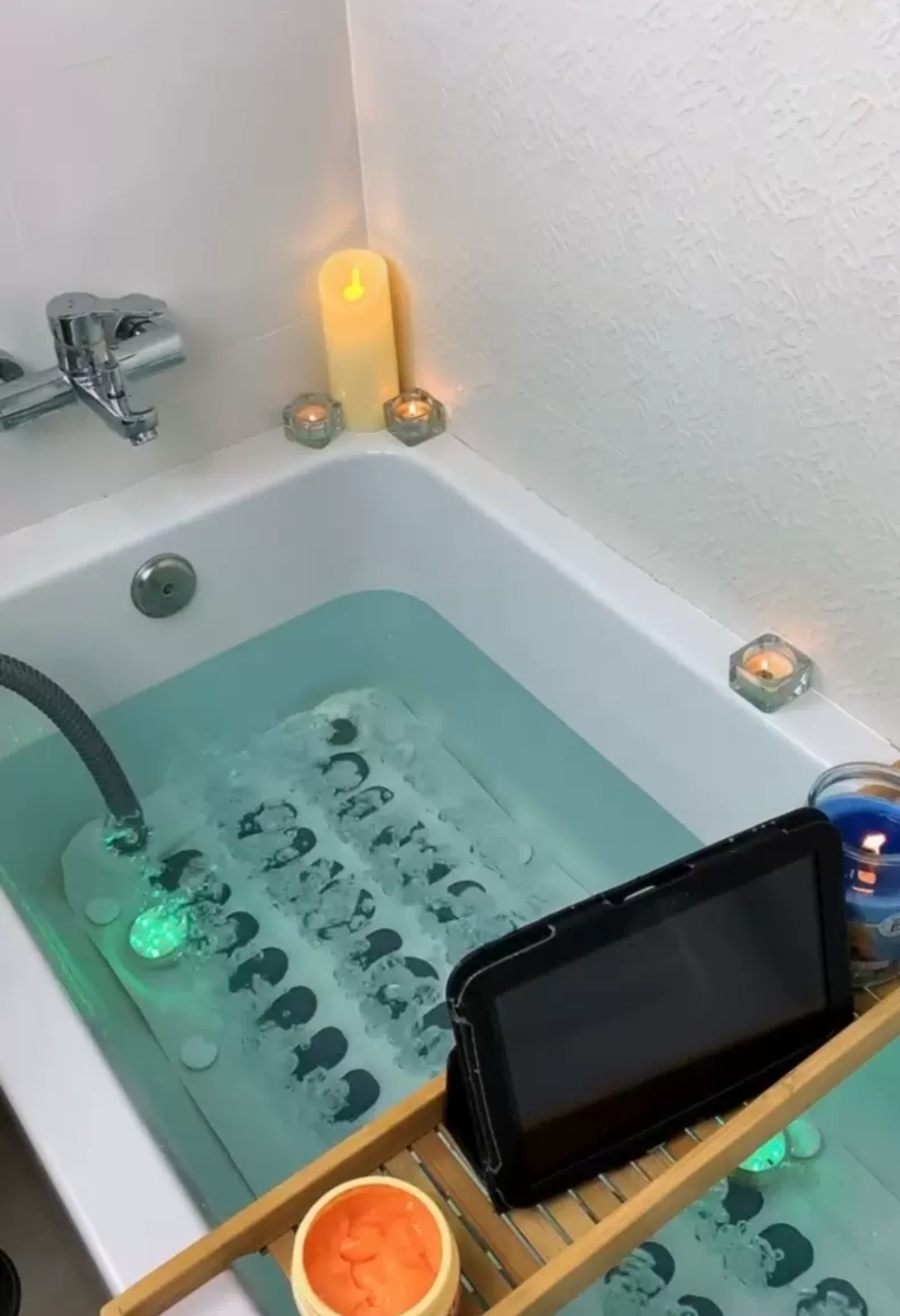 Non-slip bathtub mat with pillow