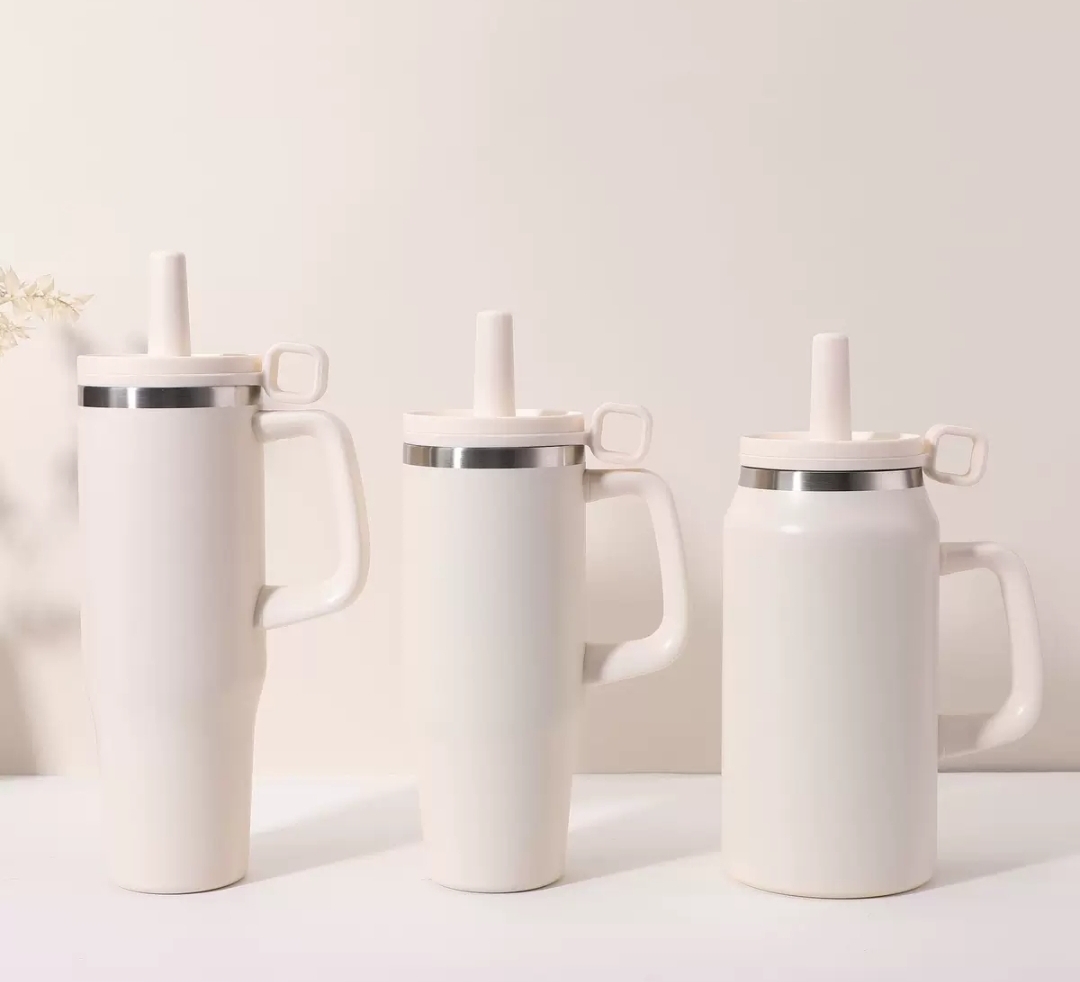 Insulated Drinking Mug with Straw