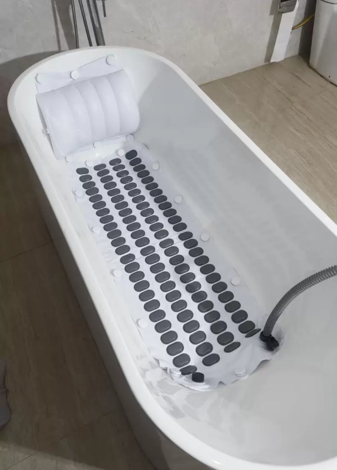 Non-slip bathtub mat with pillow