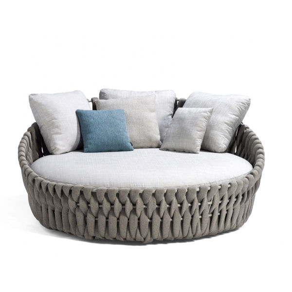 Round woven outdoor daybed