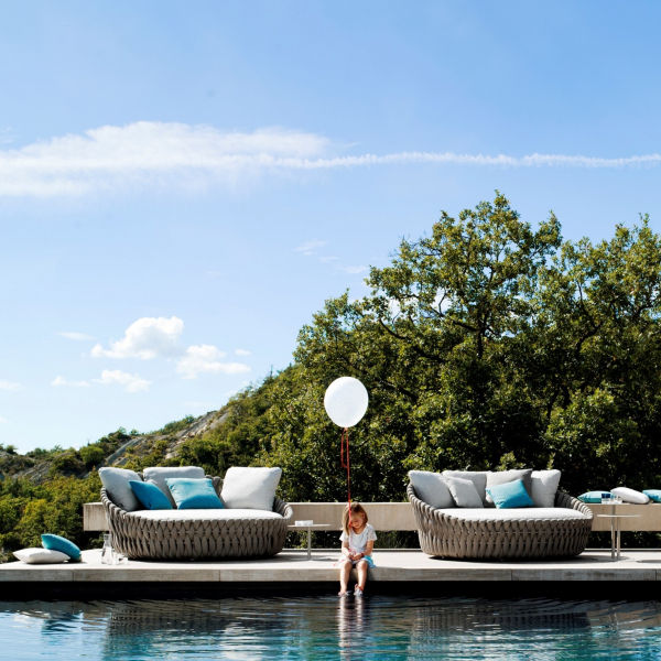 Round woven outdoor daybed