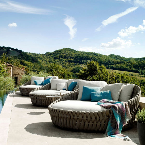 Round woven outdoor daybed