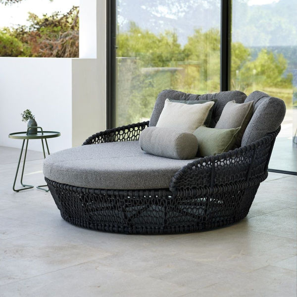 Outdoor round daybed