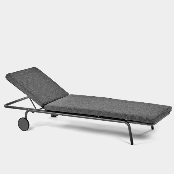 Adjustable outdoor lounge chair