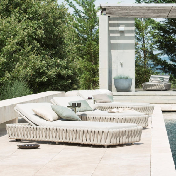 Outdoor woven lounge chair