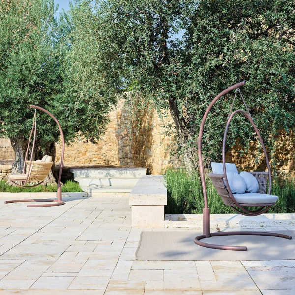 Outdoor hanging swing