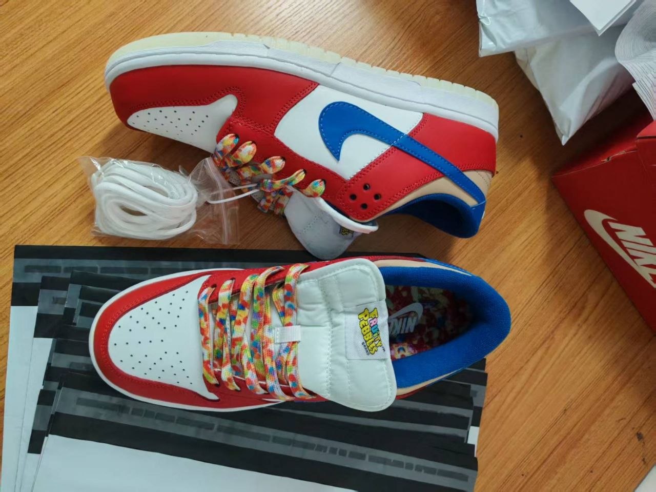 Nike Dunk Low QS LeBron James Fruity Pebbles (modello DH8009-600).