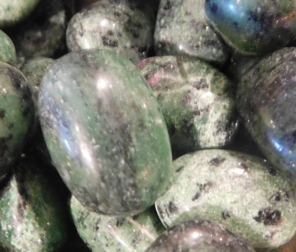 Robijn in Zoisiet Trommelsteen