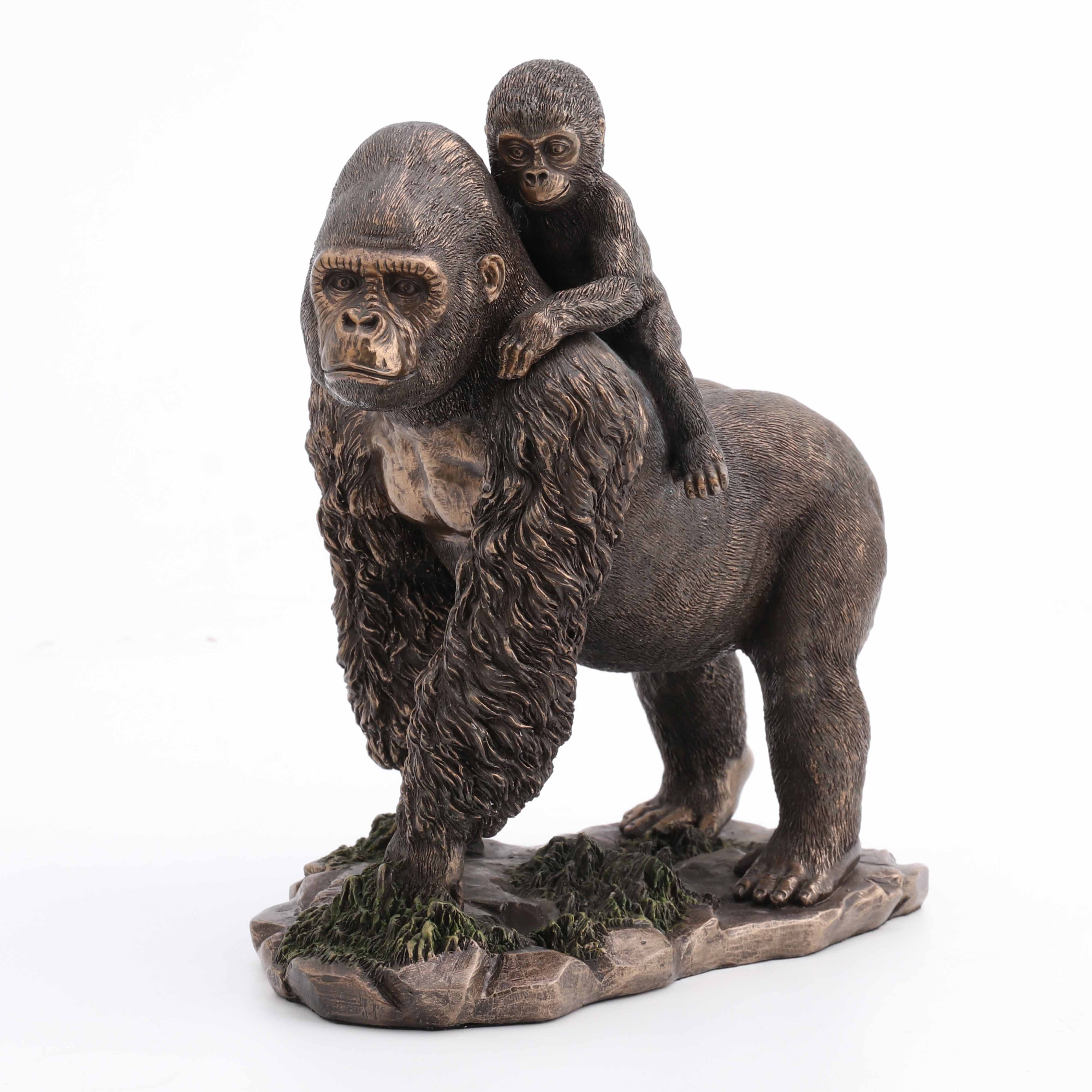 GORILLA WALKING & BABY ON BACK