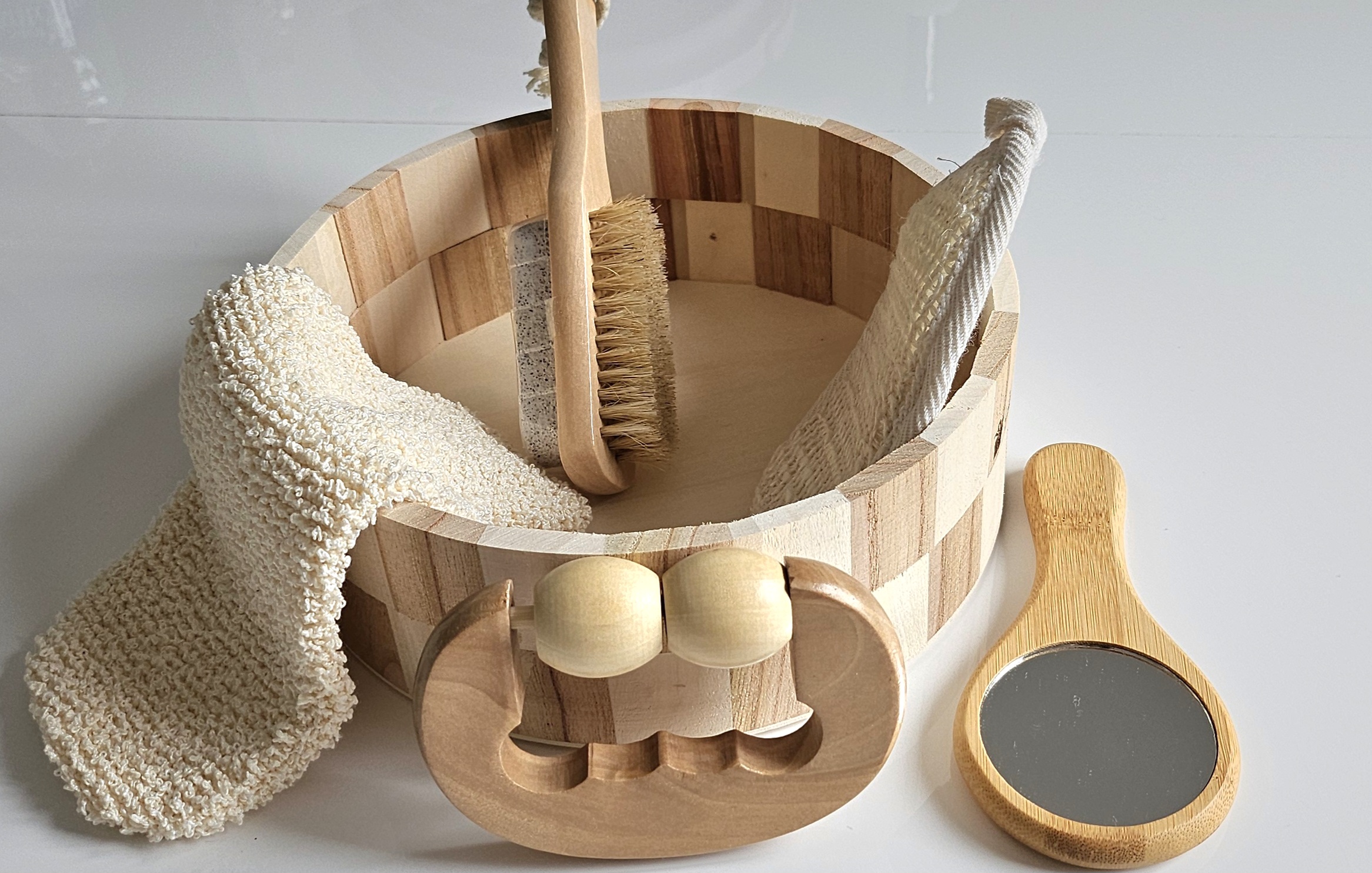 Coffret Spa / Bain Naturel - 6 Pièces éco-responsables, incluant une boîte en bois ronde, un miroir et des outils de soin pour le corps
