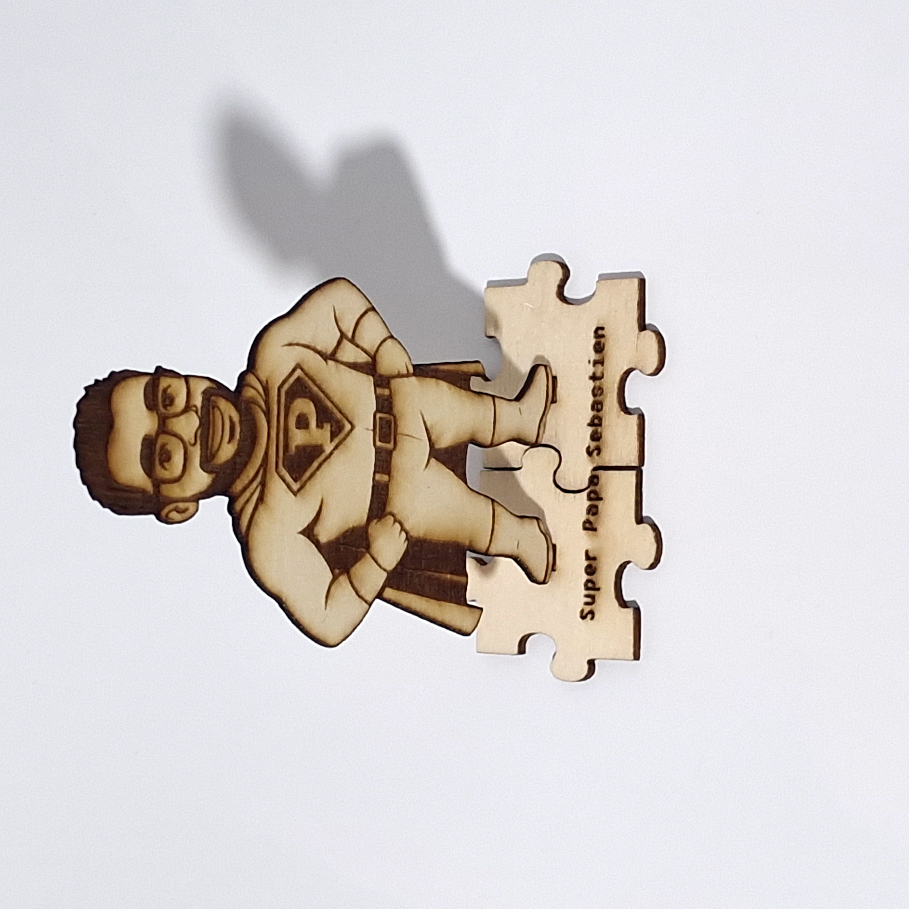 Figurine Super-héros en bois personnalisée avec gravure photo style Comic – Cadeau unique et original pour homme, femme, Papa, Maman, maîtresse, anniversaire, fête des pères ou des mères.