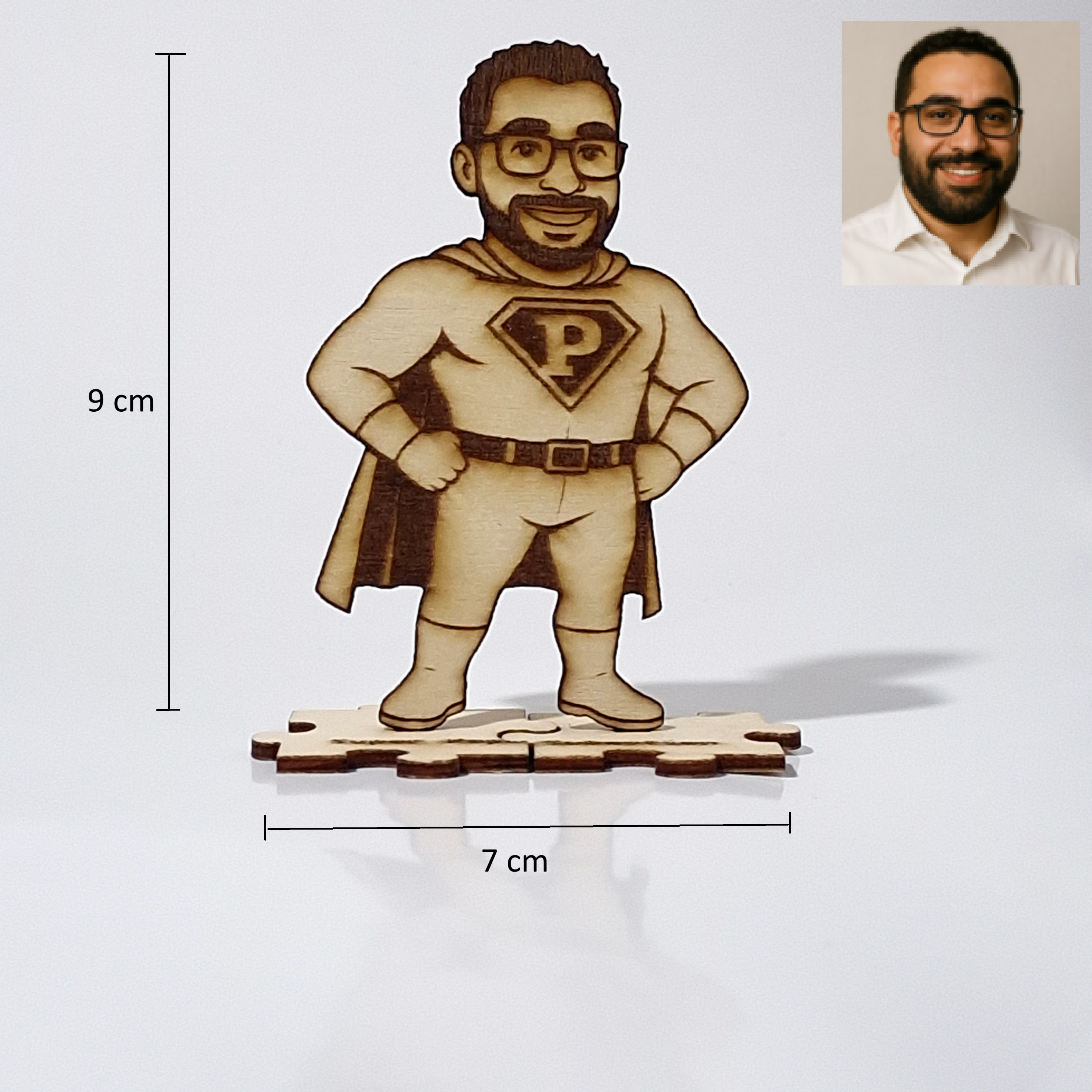Figurine Super-héros en bois personnalisée avec gravure photo style Comic – Cadeau unique et original pour homme, femme, Papa, Maman, maîtresse, anniversaire, fête des pères ou des mères.