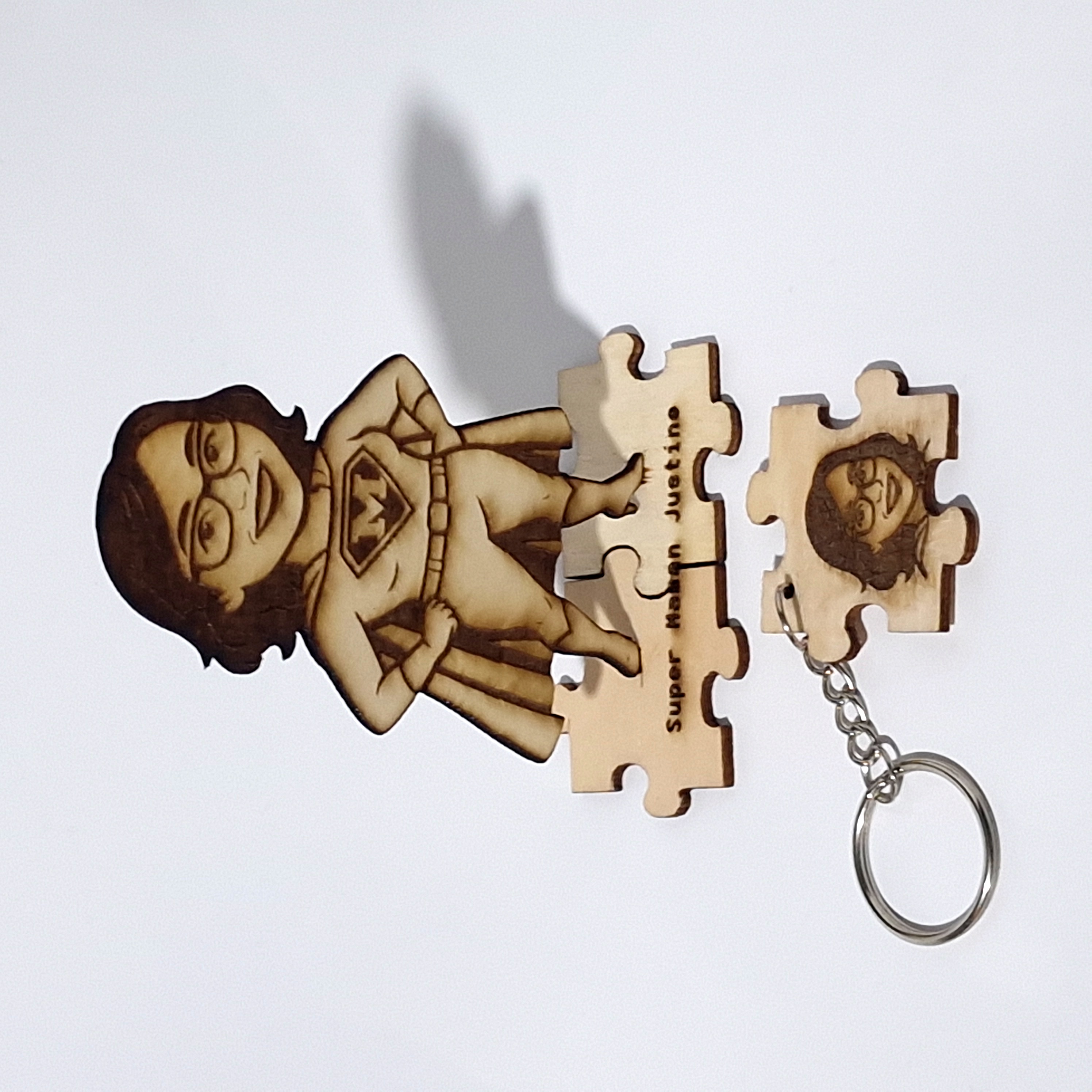 Figurine Super-héros en bois personnalisée avec gravure photo style Comic – Cadeau unique et original pour homme, femme, Papa, Maman, maîtresse, anniversaire, fête des pères ou des mères.