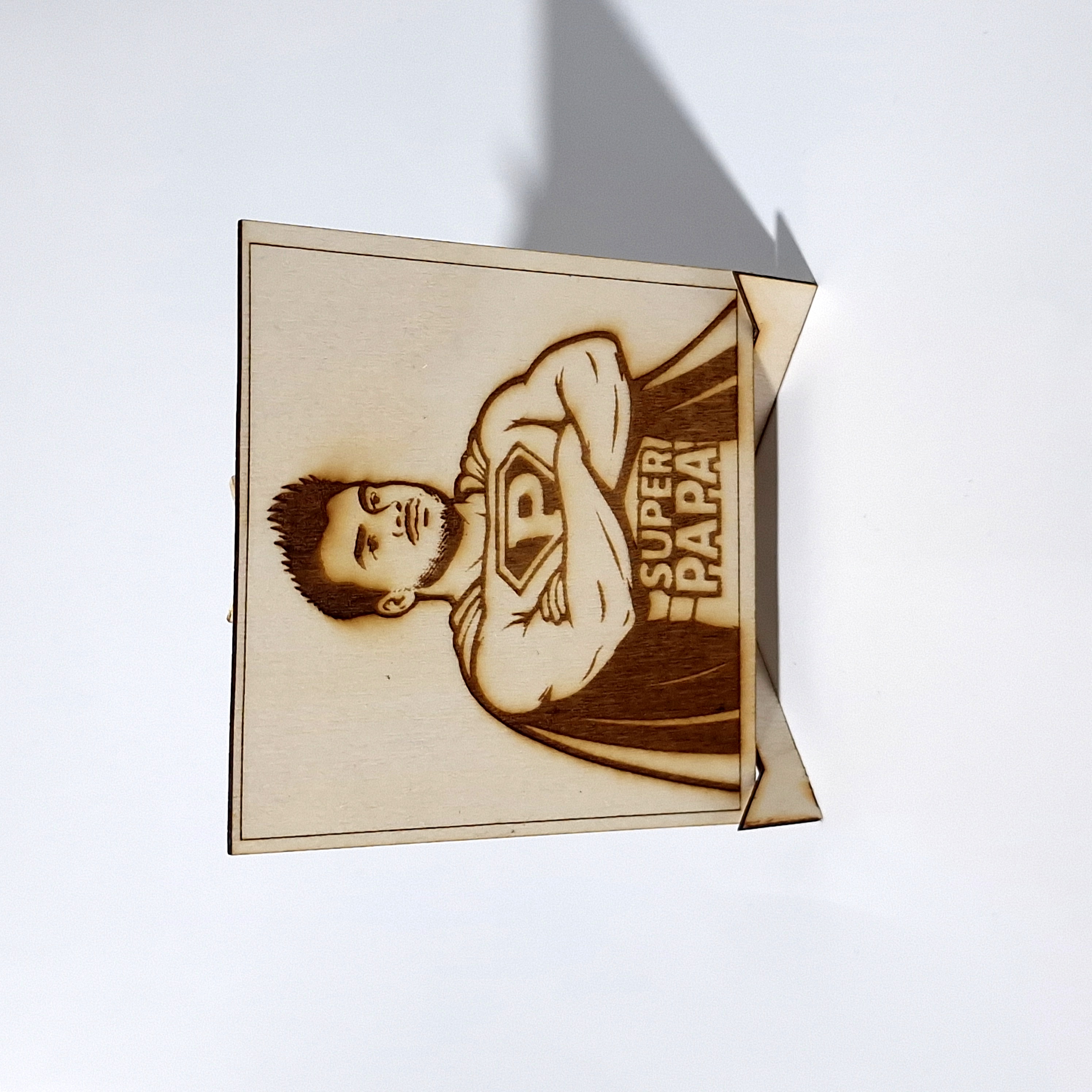 Portrait personnalisé super-héros gravé sur bois - Cadeau unique pour Papa, Maman, homme ou femme - Support en bois + boîte cadeau - Gravure sur photo - Idée cadeau fête des pères, anniversaire, Noël