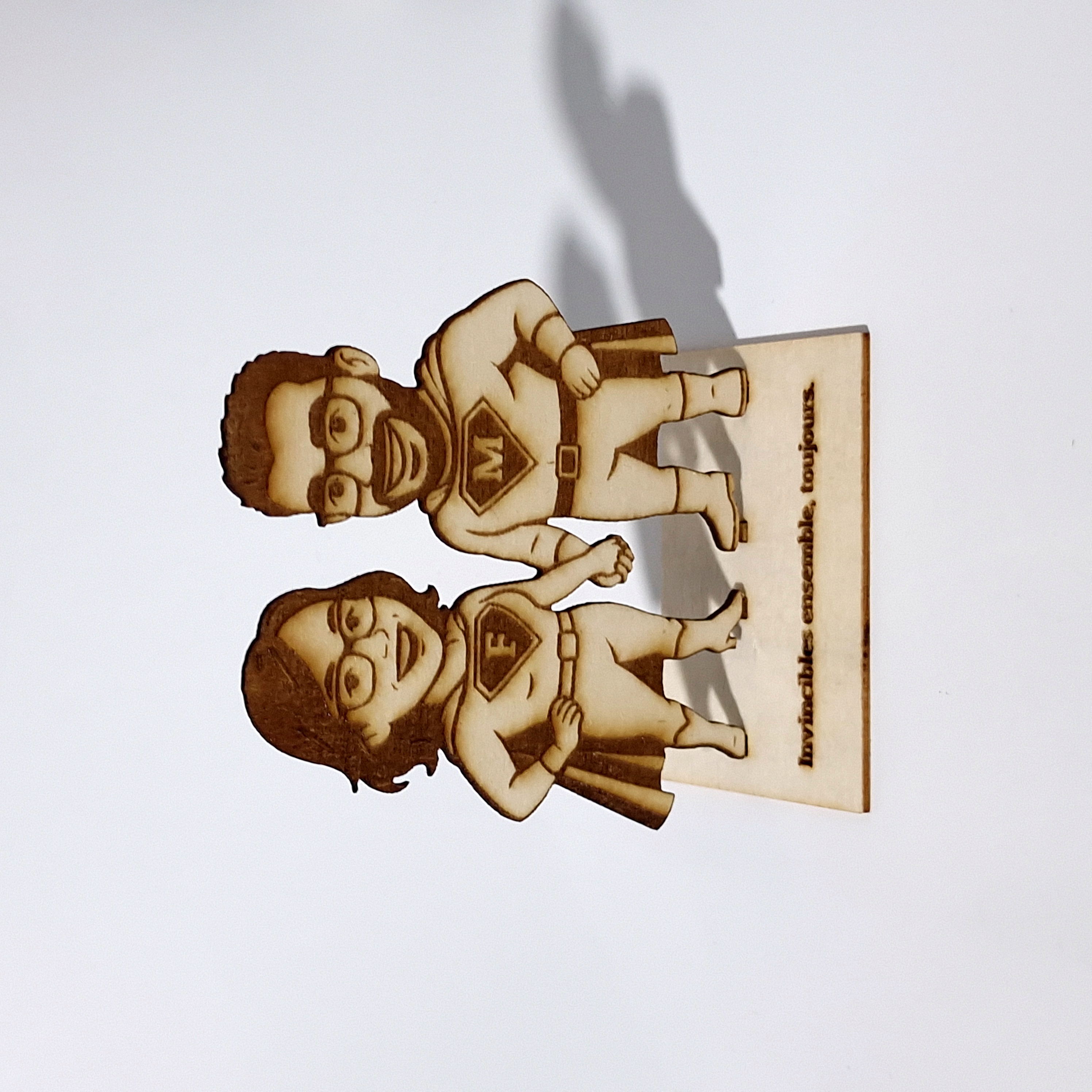 Figurine en bois gravée personnalisée – Portrait couple style Comic sur socle gravé avec message – Cadeau unique pour couple, anniversaire, mariage, Saint-Valentin ou toute occasion spéciale