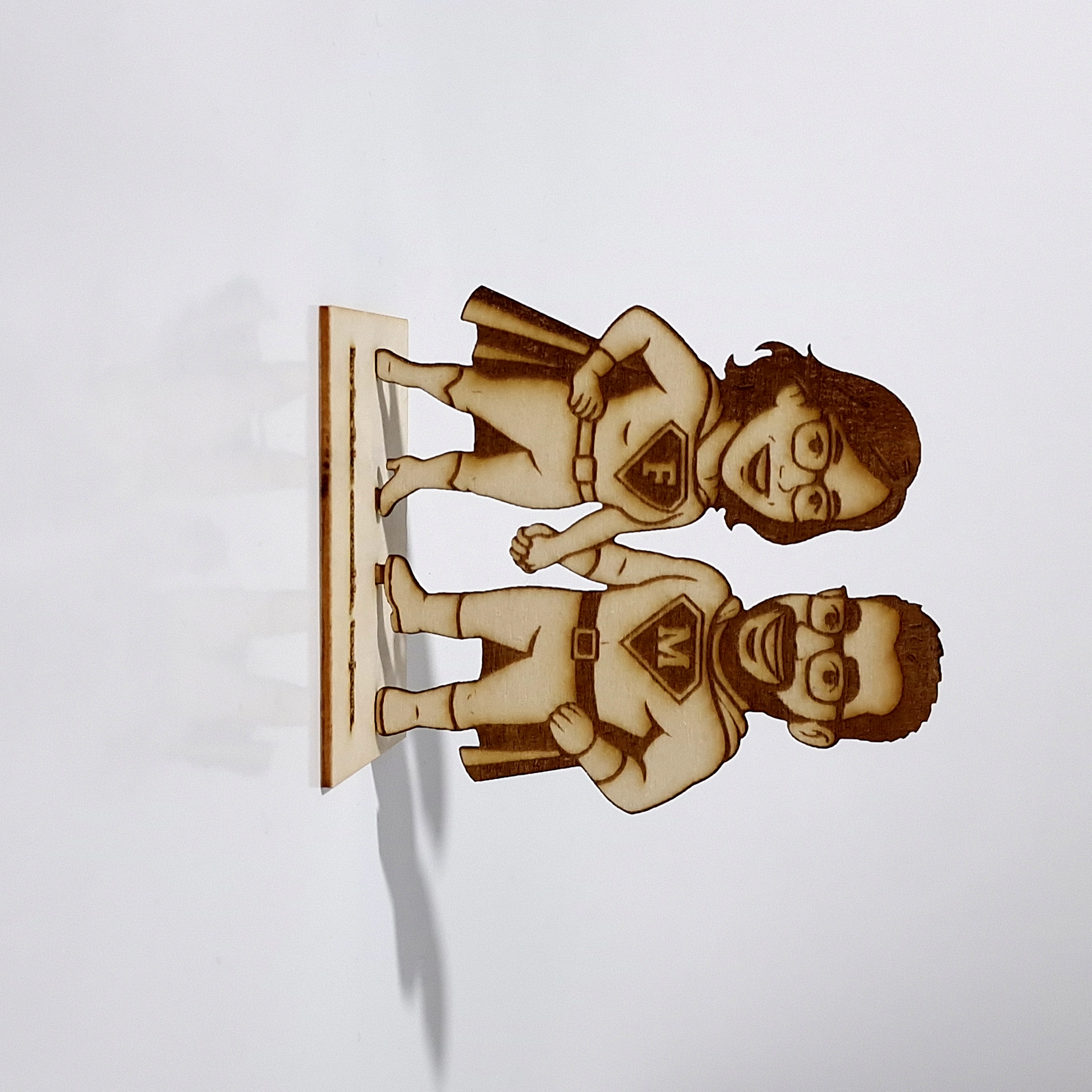 Figurine en bois gravée personnalisée – Portrait couple style Comic sur socle gravé avec message – Cadeau unique pour couple, anniversaire, mariage, Saint-Valentin ou toute occasion spéciale