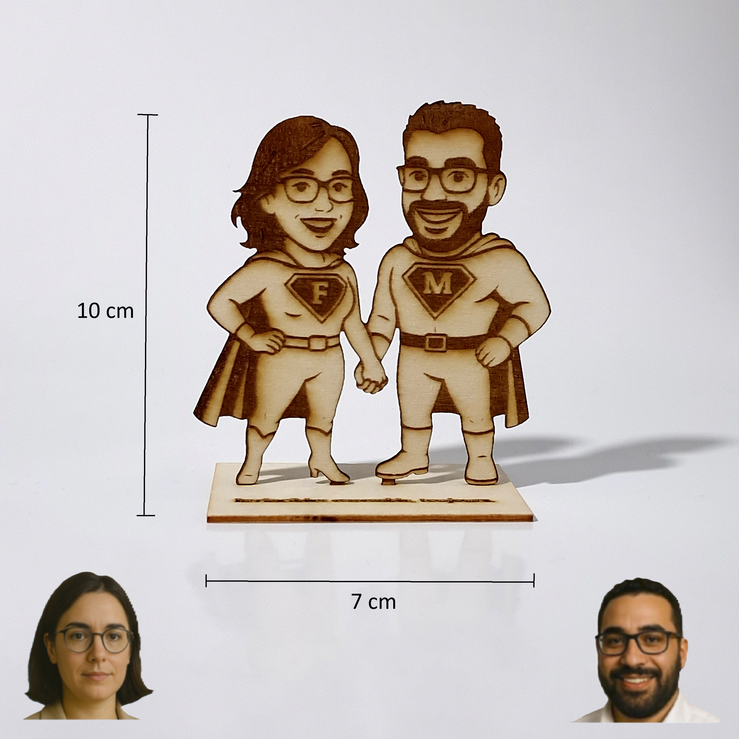Figurine en bois gravée personnalisée – Portrait couple style Comic sur socle gravé avec message – Cadeau unique pour couple, anniversaire, mariage, Saint-Valentin ou toute occasion spéciale