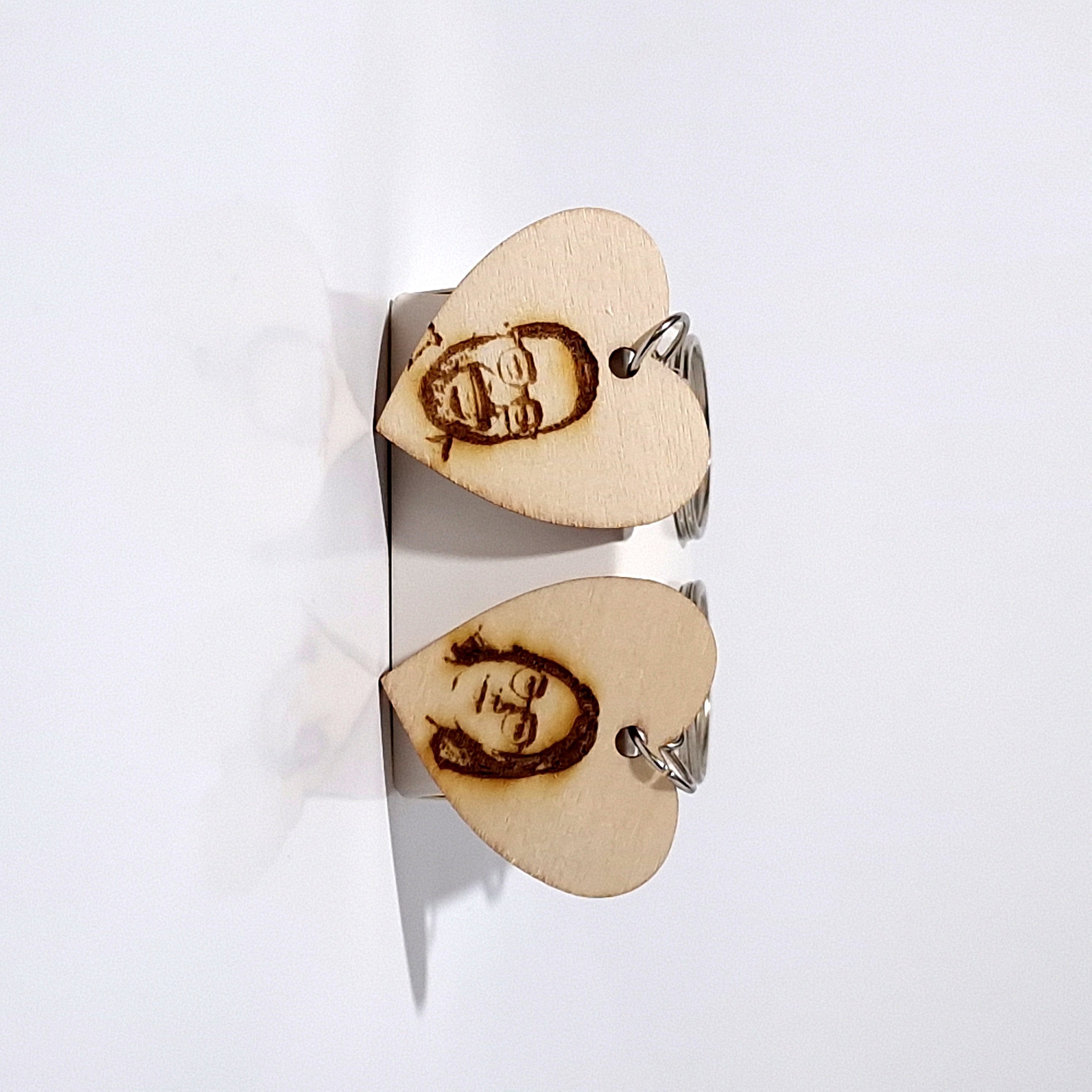 Porte-clés en bois personnalisables en forme de cœur – Lot de 2 – Gravure recto/verso avec photo et texte – Cadeau unique pour couple, anniversaire, Saint-Valentin, fête des mères, fête des pères