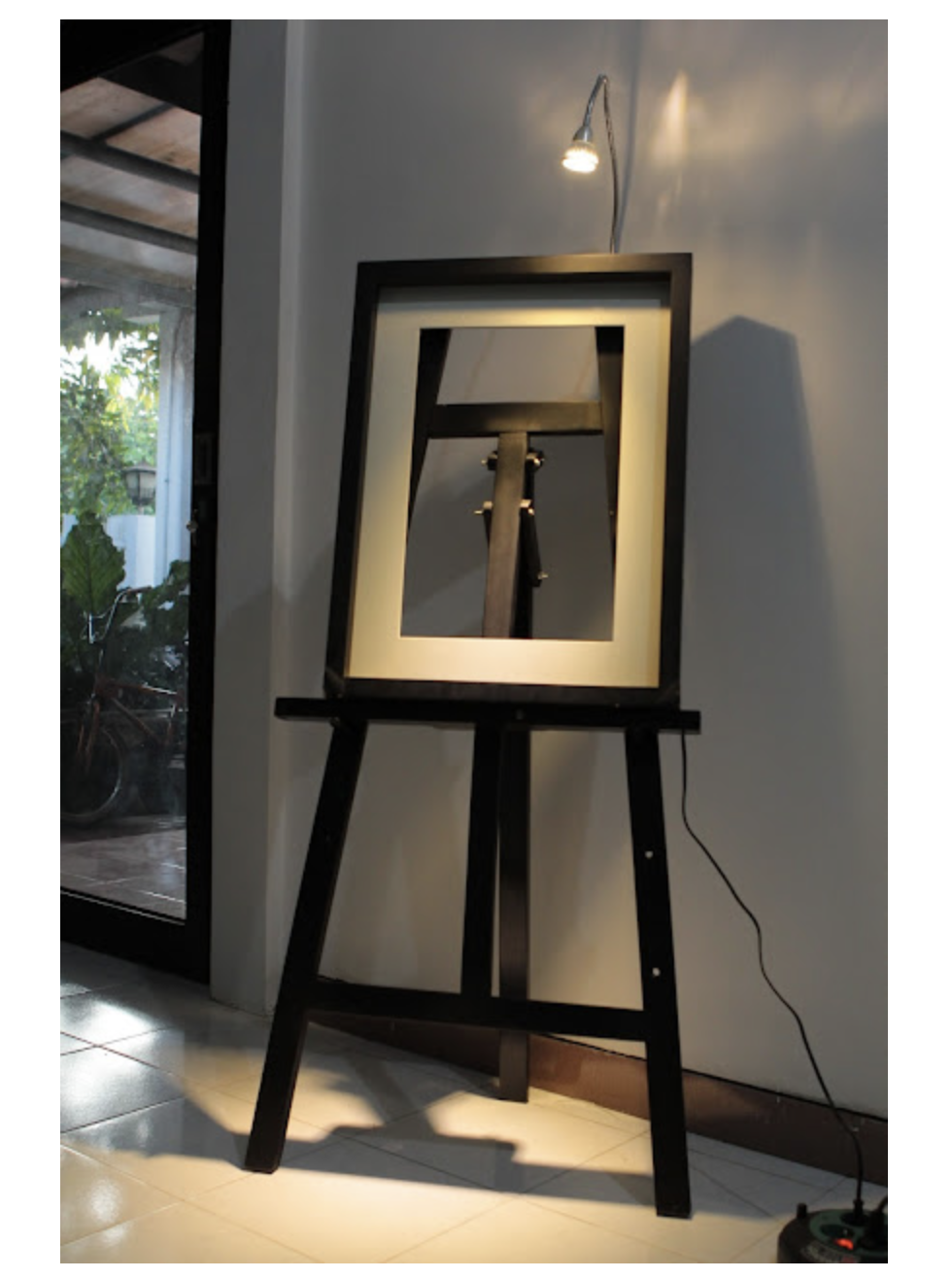 STAND FRAME KAYU HITAM + LED