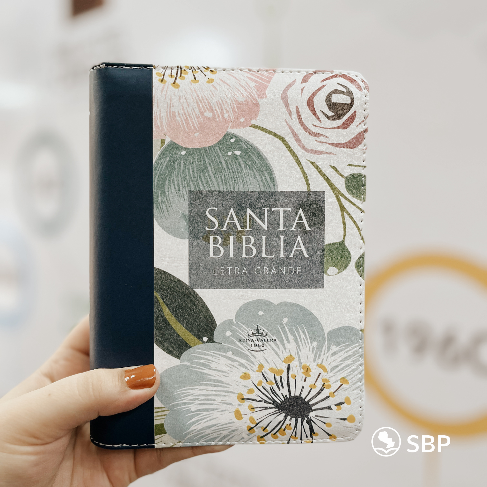 Biblia Reina Valera 1960 – Letra Grande con Cierre (Diseño Floral)