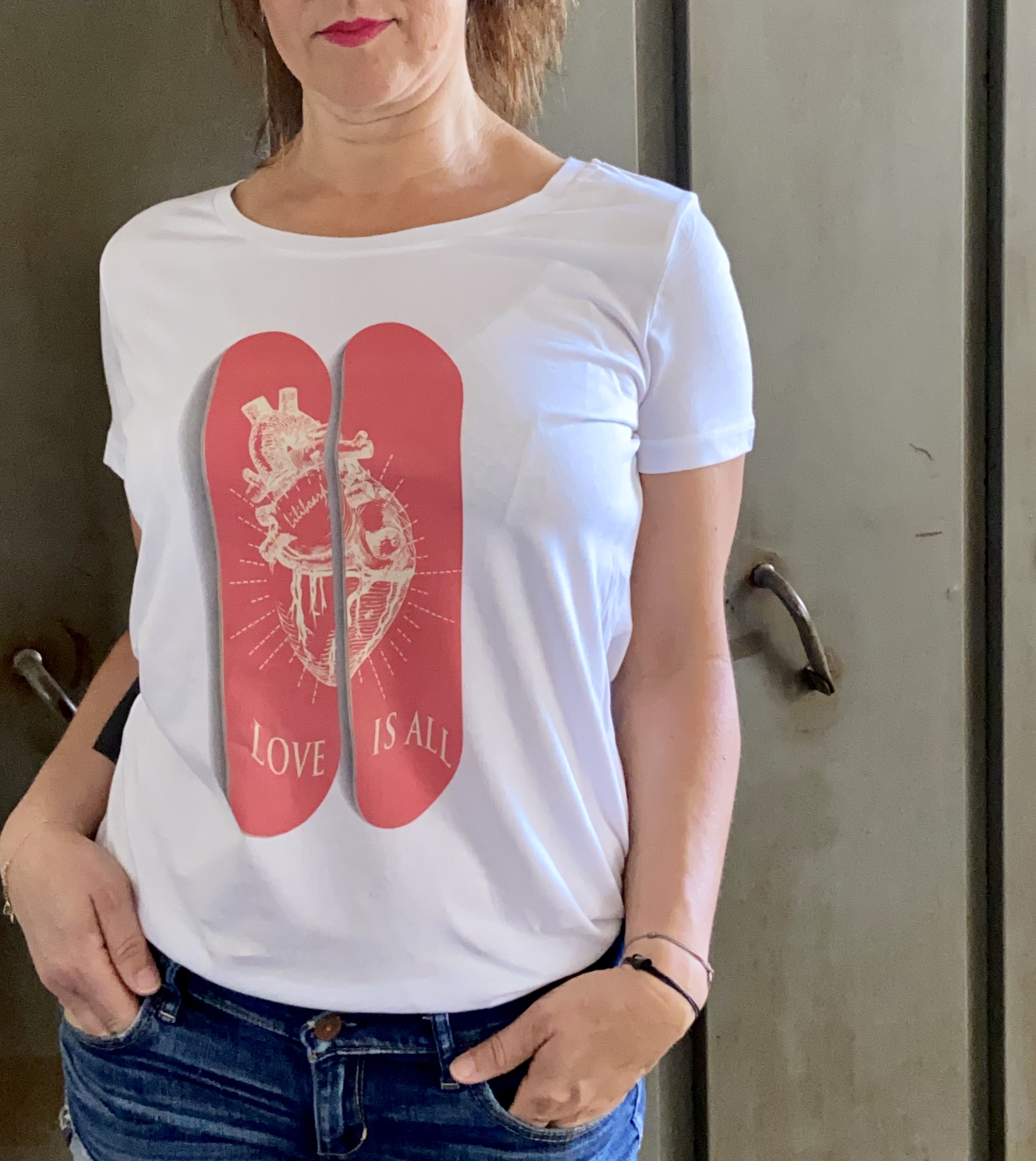 TEE SHIRT "LOVE IS ALL"