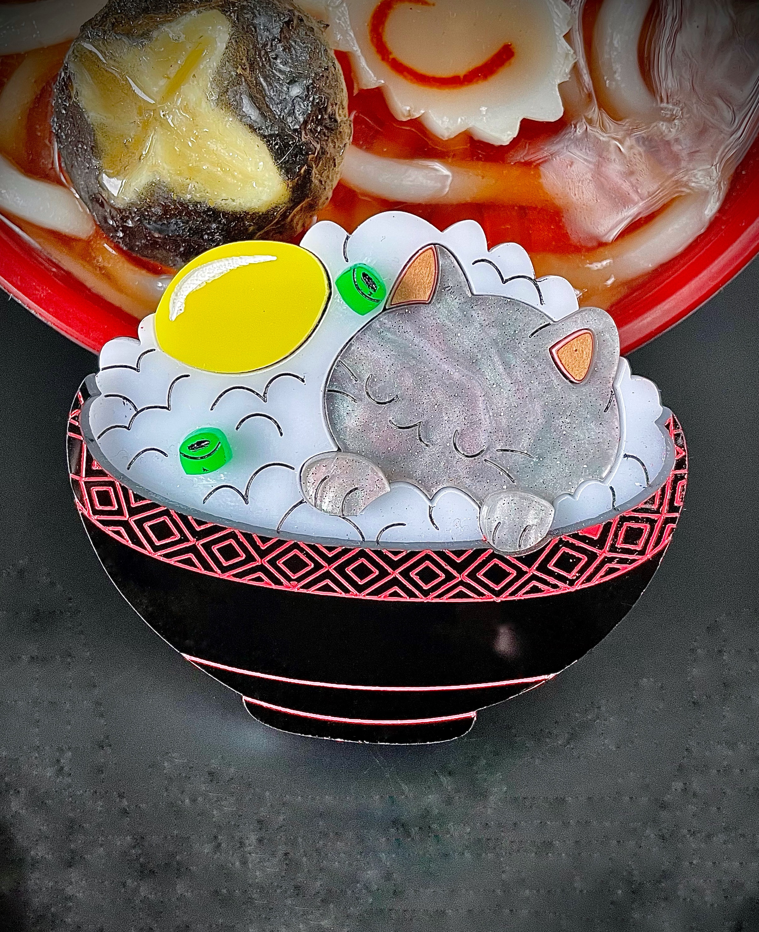 Chat gris bol de riz