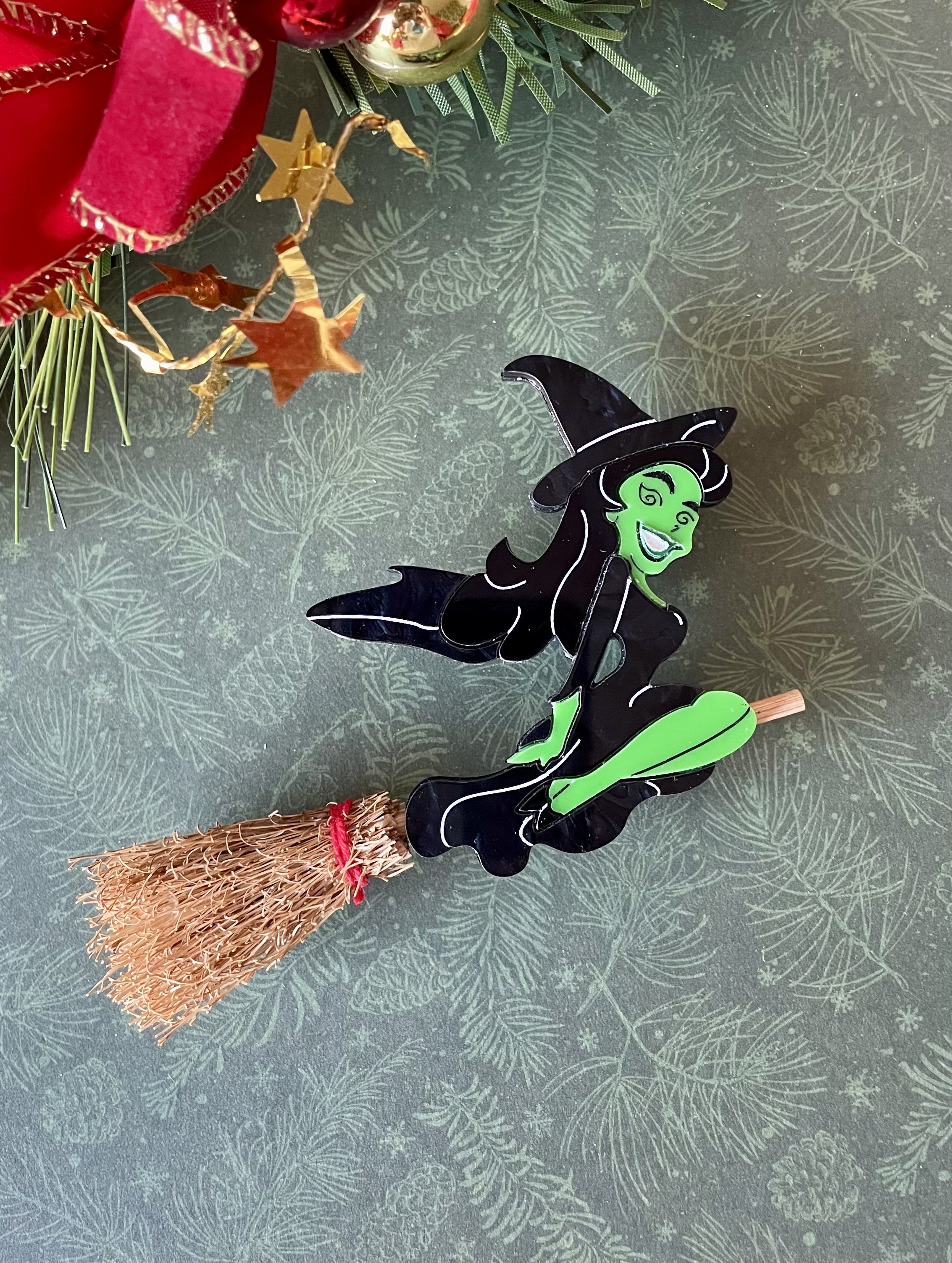 Broche Elphaba sur son Balai, Wicked