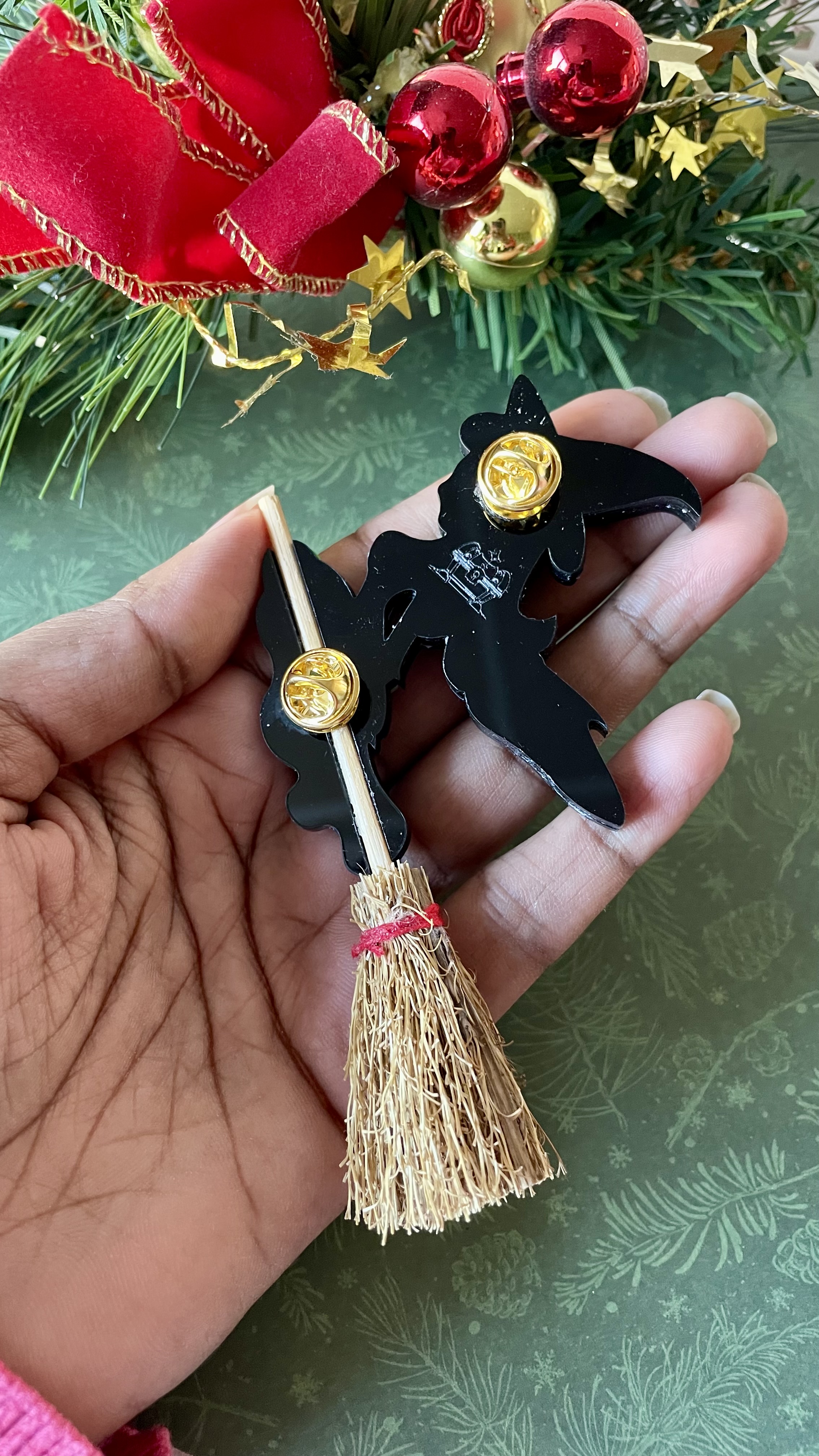 Broche Elphaba sur son Balai, Wicked