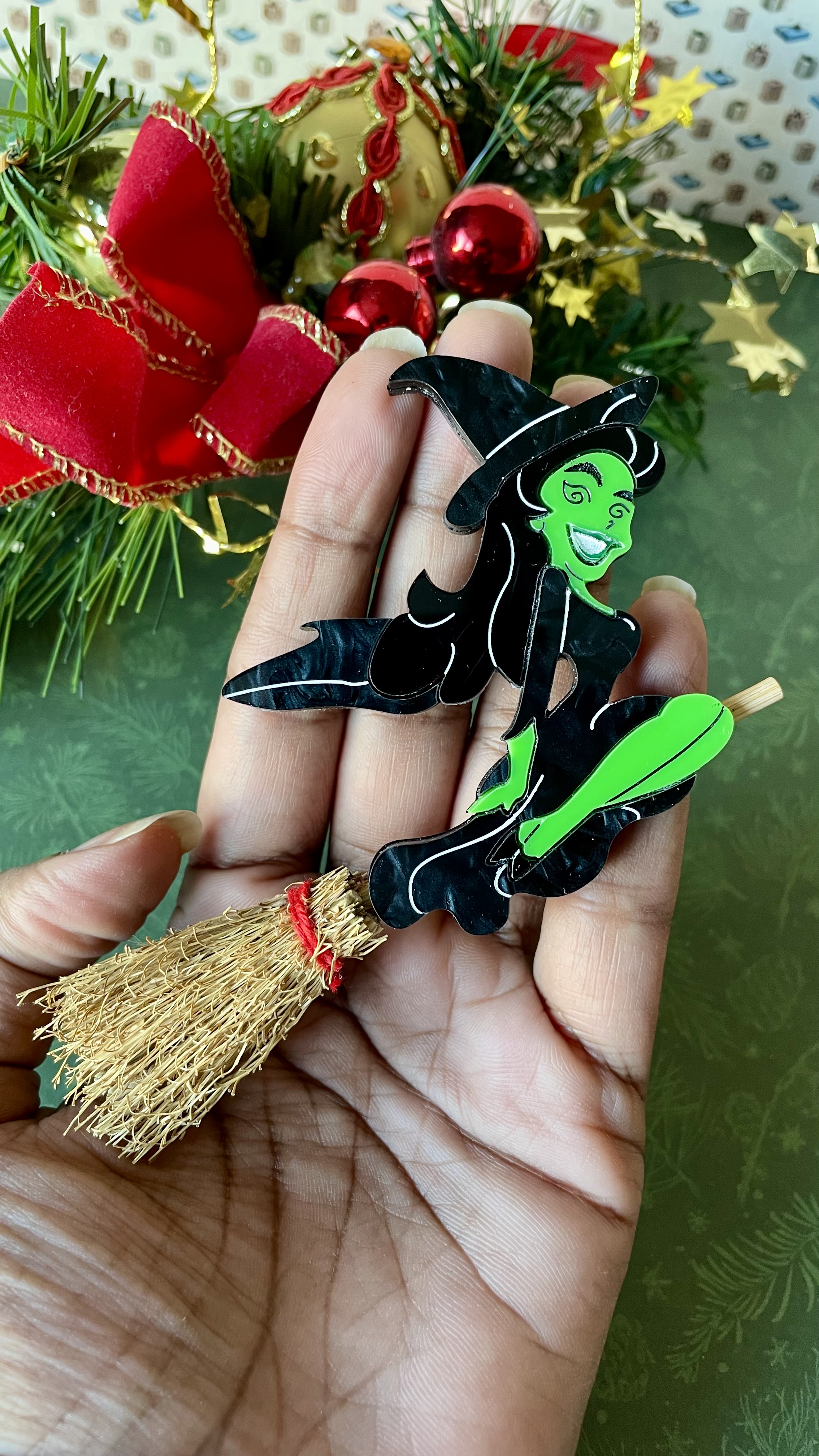 Broche Elphaba sur son Balai, Wicked