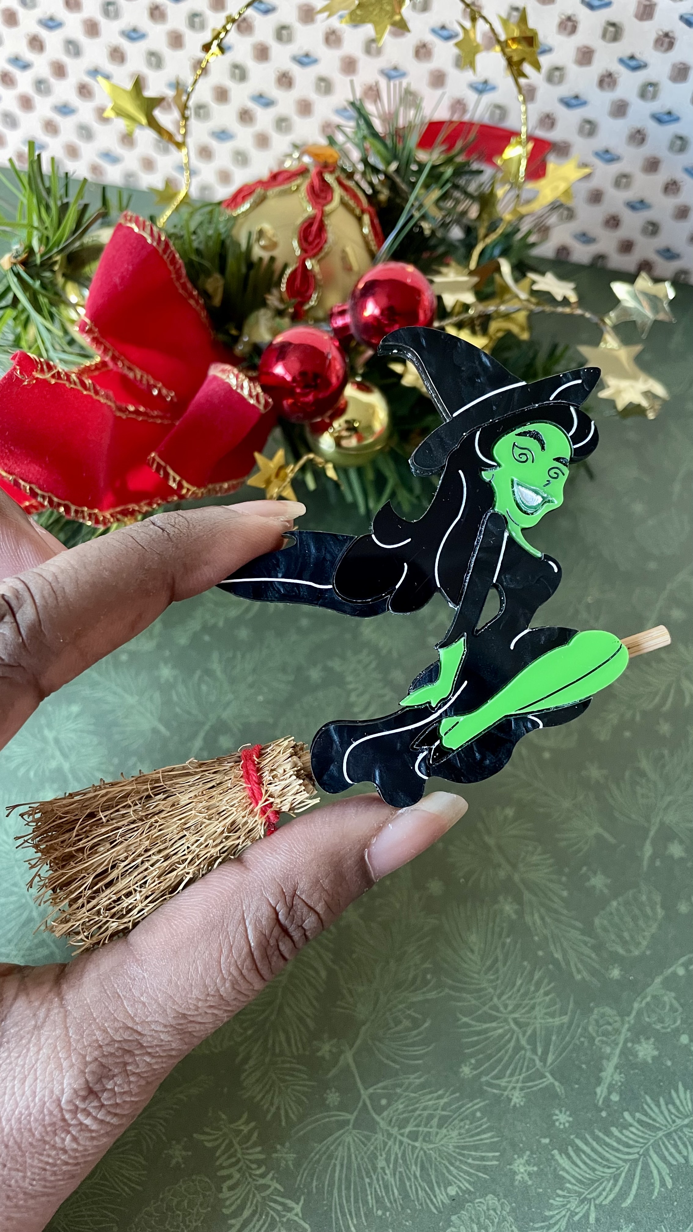 Broche Elphaba sur son Balai, Wicked