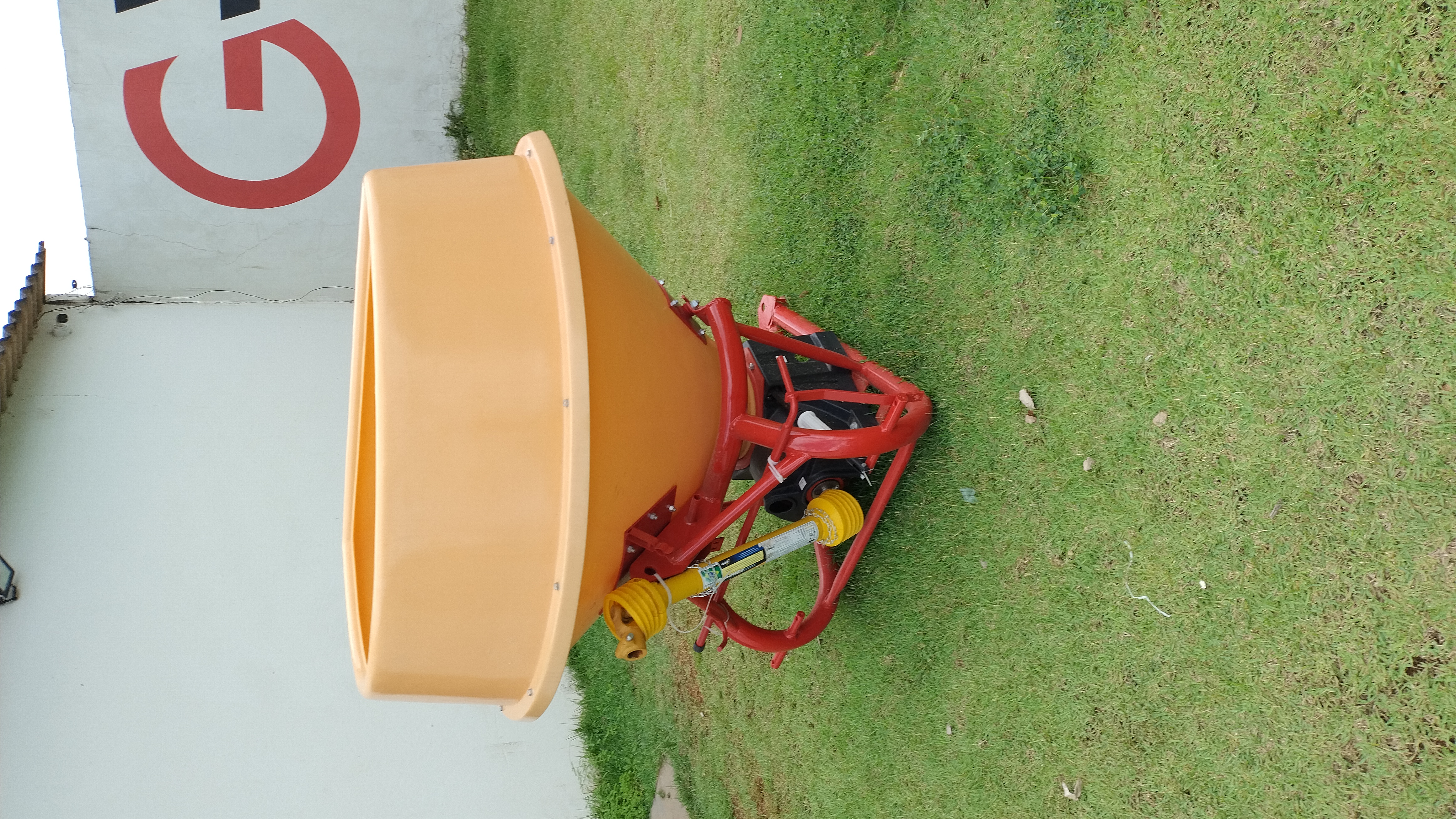 Distribuidor de fertilizantes pendular