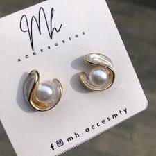 Geometric Oil Drop Pearl Stud Earrings
