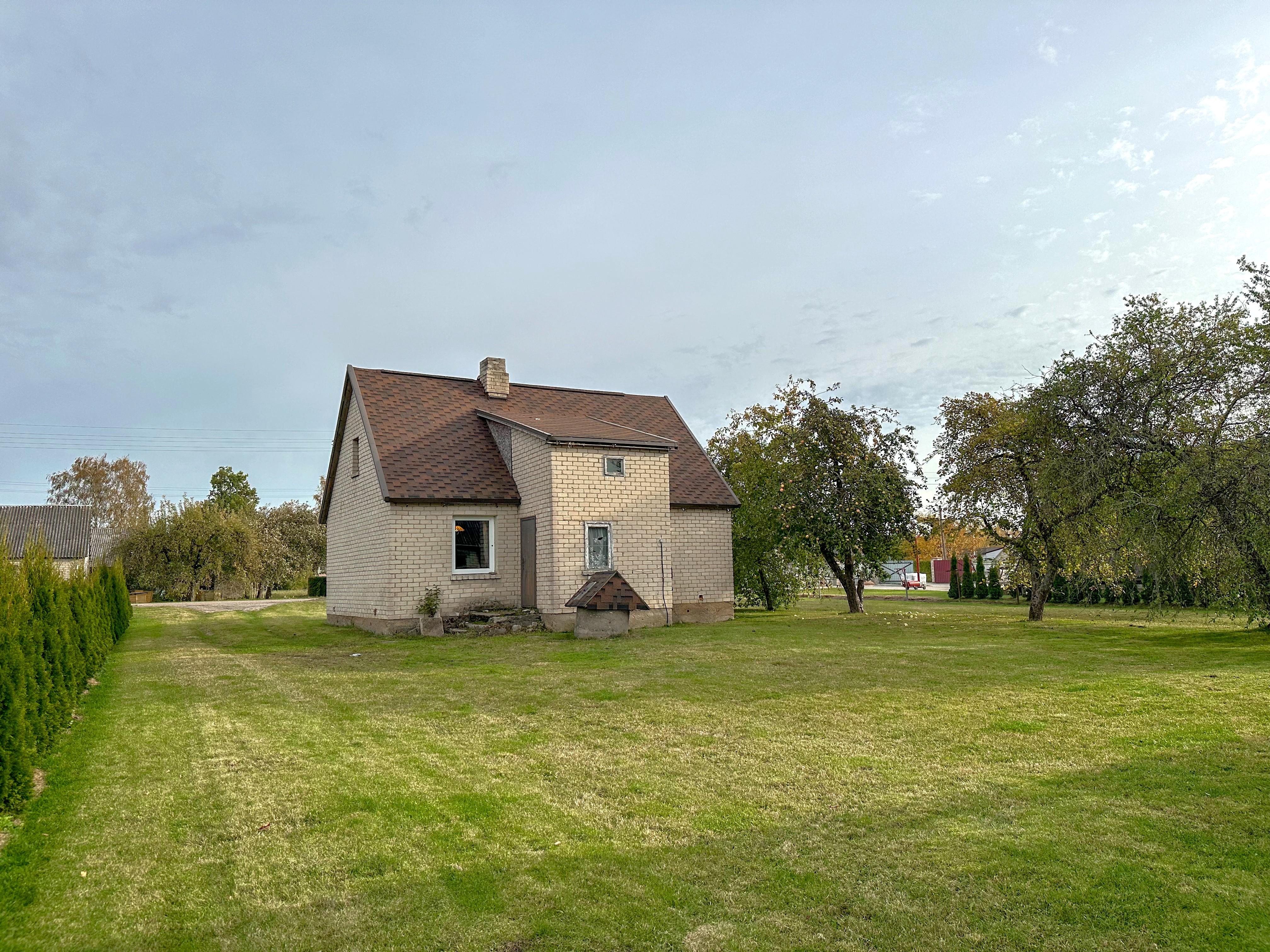 PARDUODAMAS 2 KAMBARIŲ NAMAS SUJAINIŲ K.