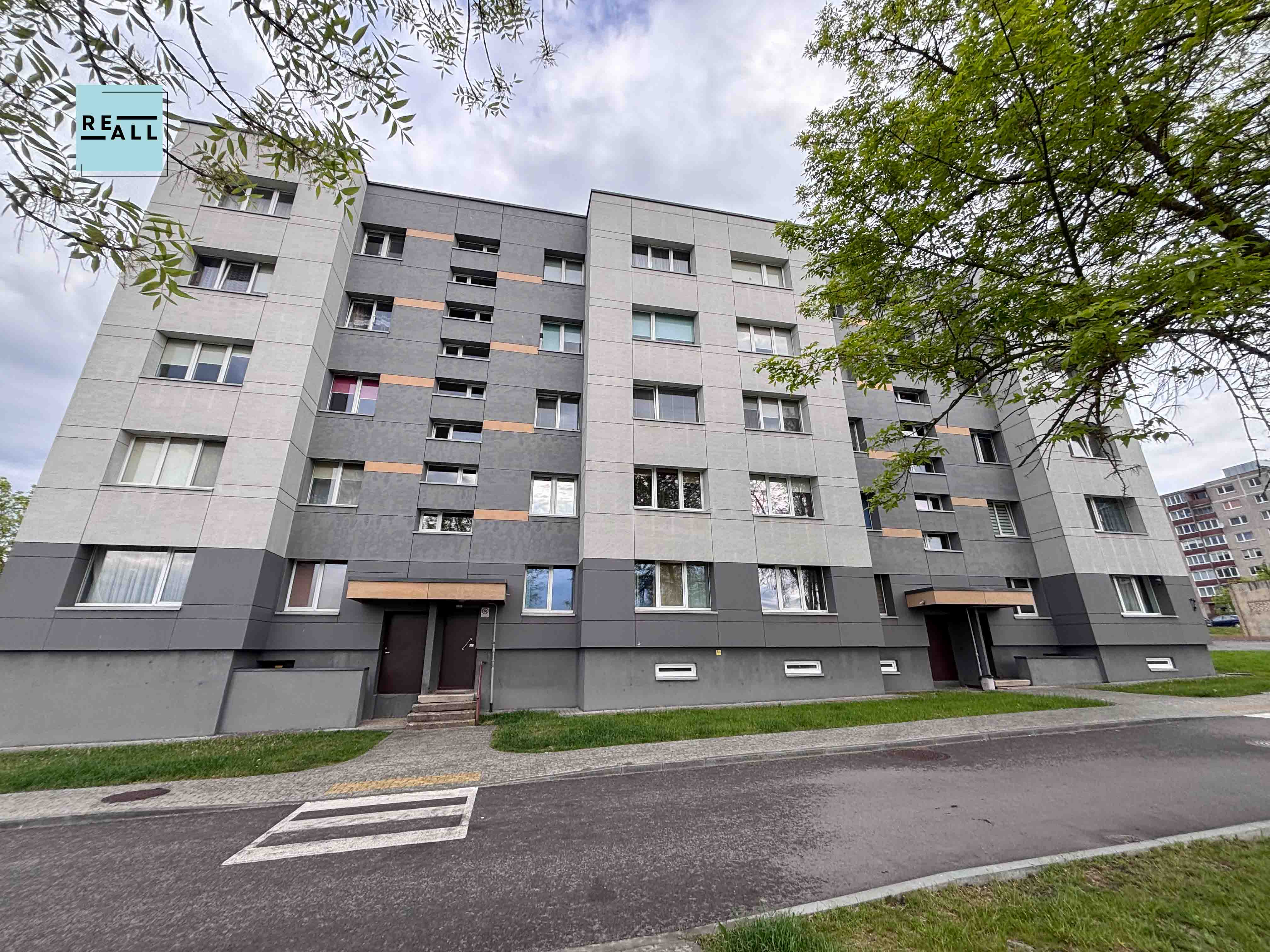 PARDUODAMAS 2 KAMBARIŲ BUTAS RENOVUOTAME NAME JOVANOJE 