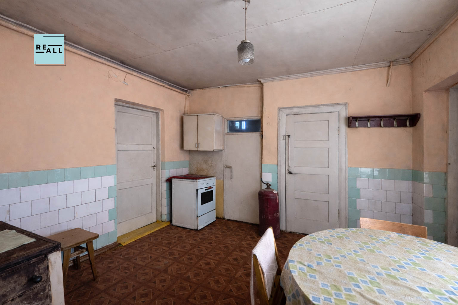 PARDUODAMAS 5 KAMBARIŲ NAMAS PAKRUOJYJE